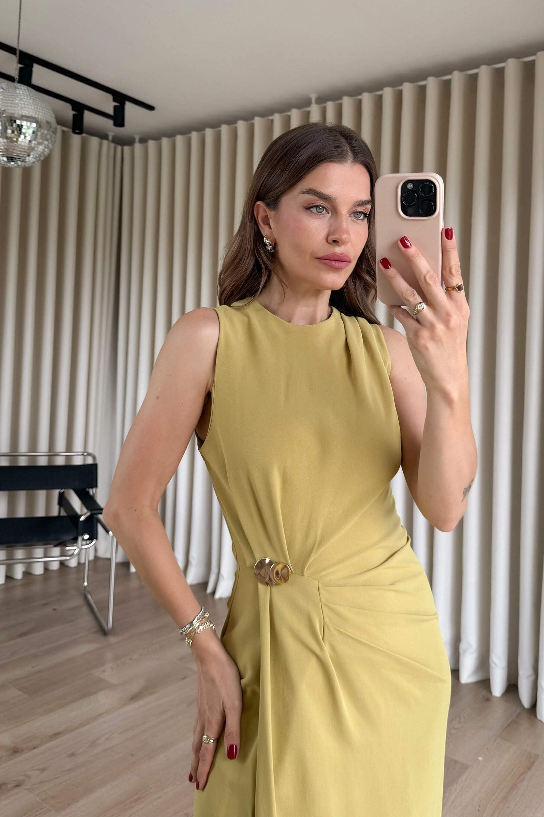 Yağ Yeşili Beli Büzgülü Toka Detaylı Yırtmaçlı Elbise