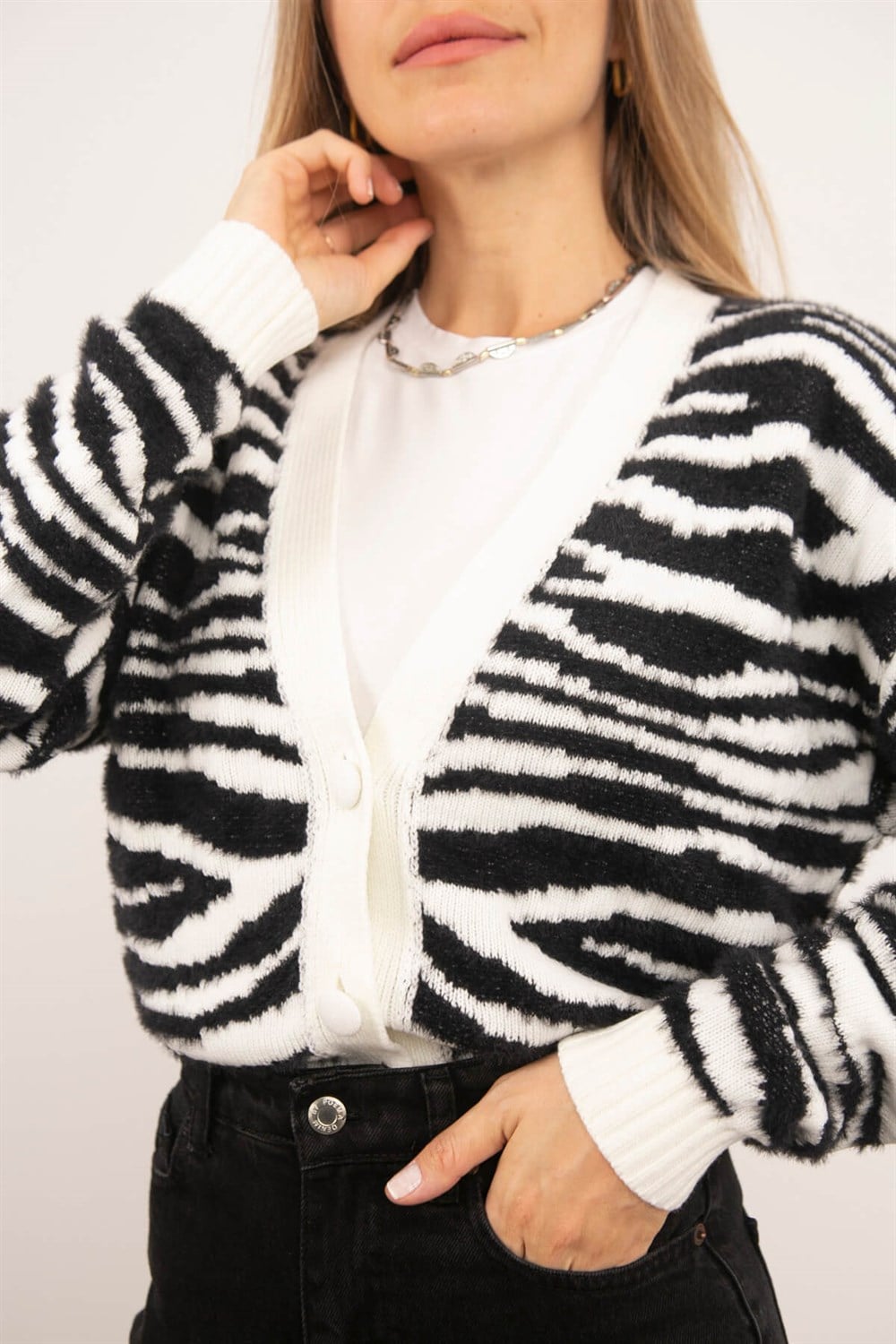 Zebra Desenli Beyaz Düğmeli Hırka