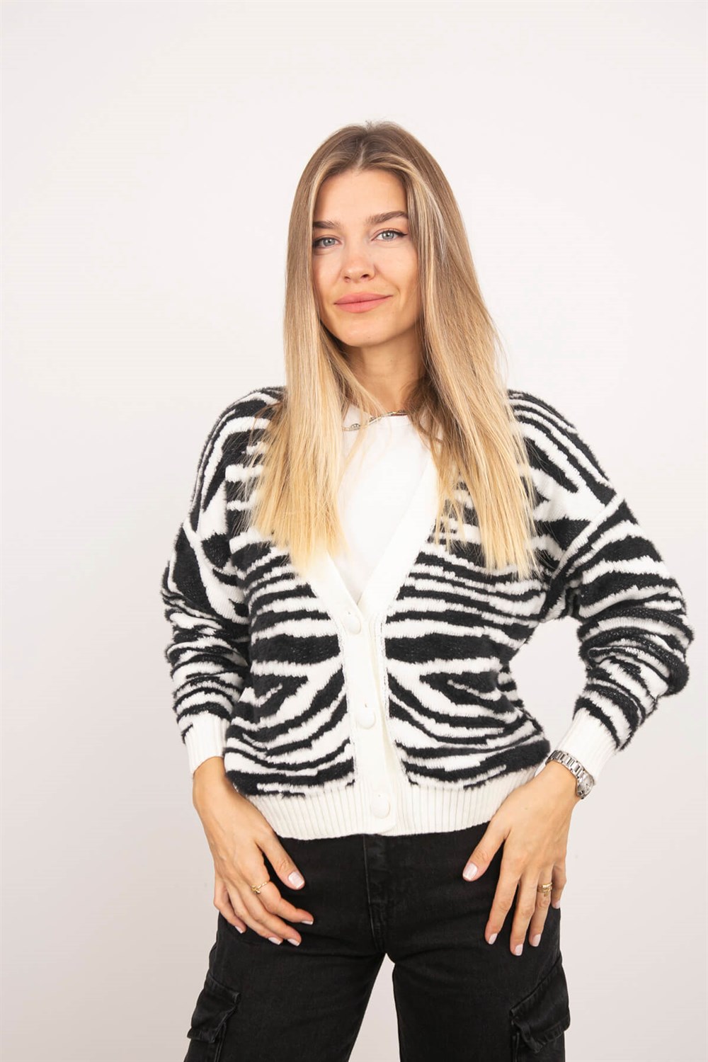 Zebra Desenli Beyaz Düğmeli Hırka