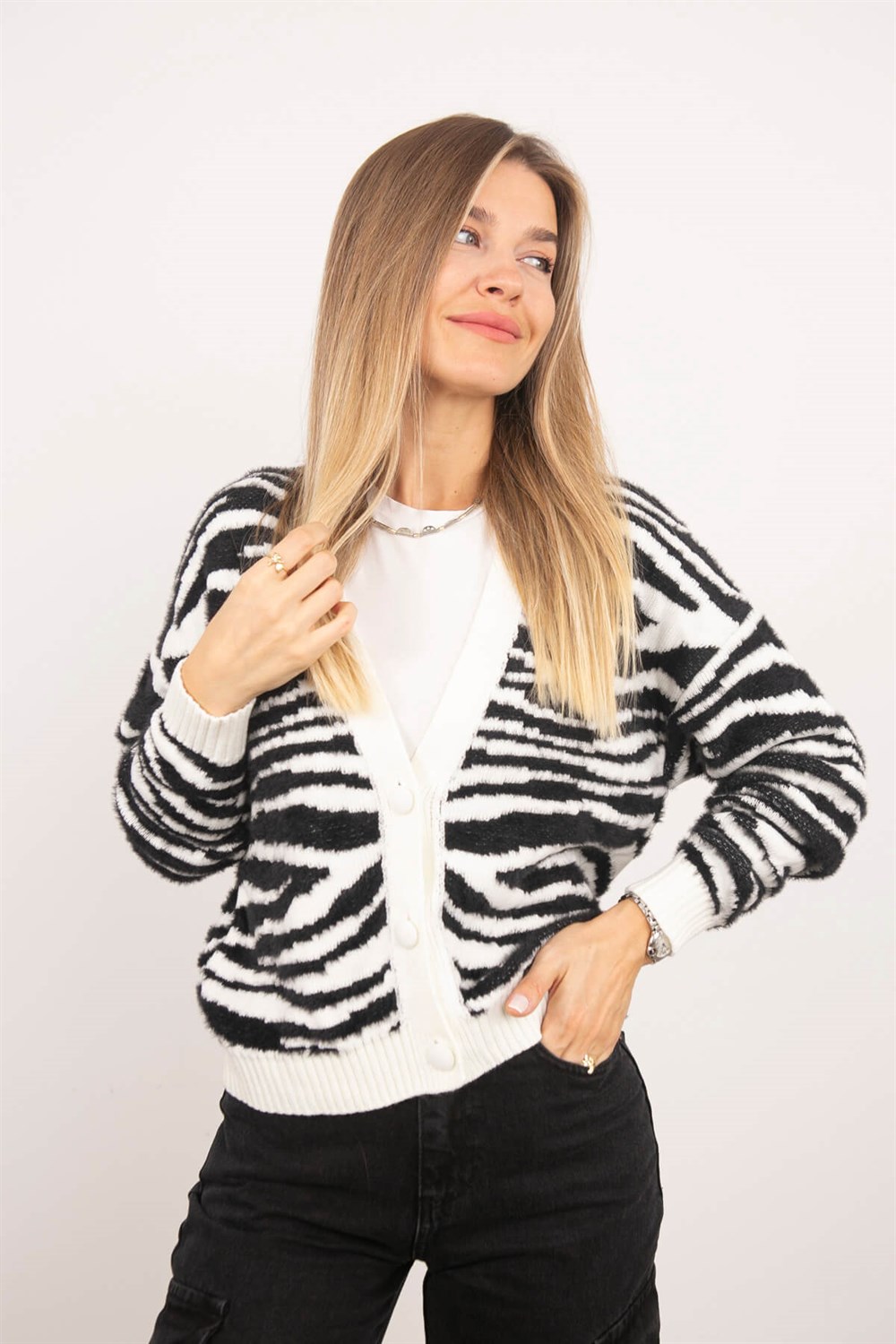 Zebra Desenli Beyaz Düğmeli Hırka