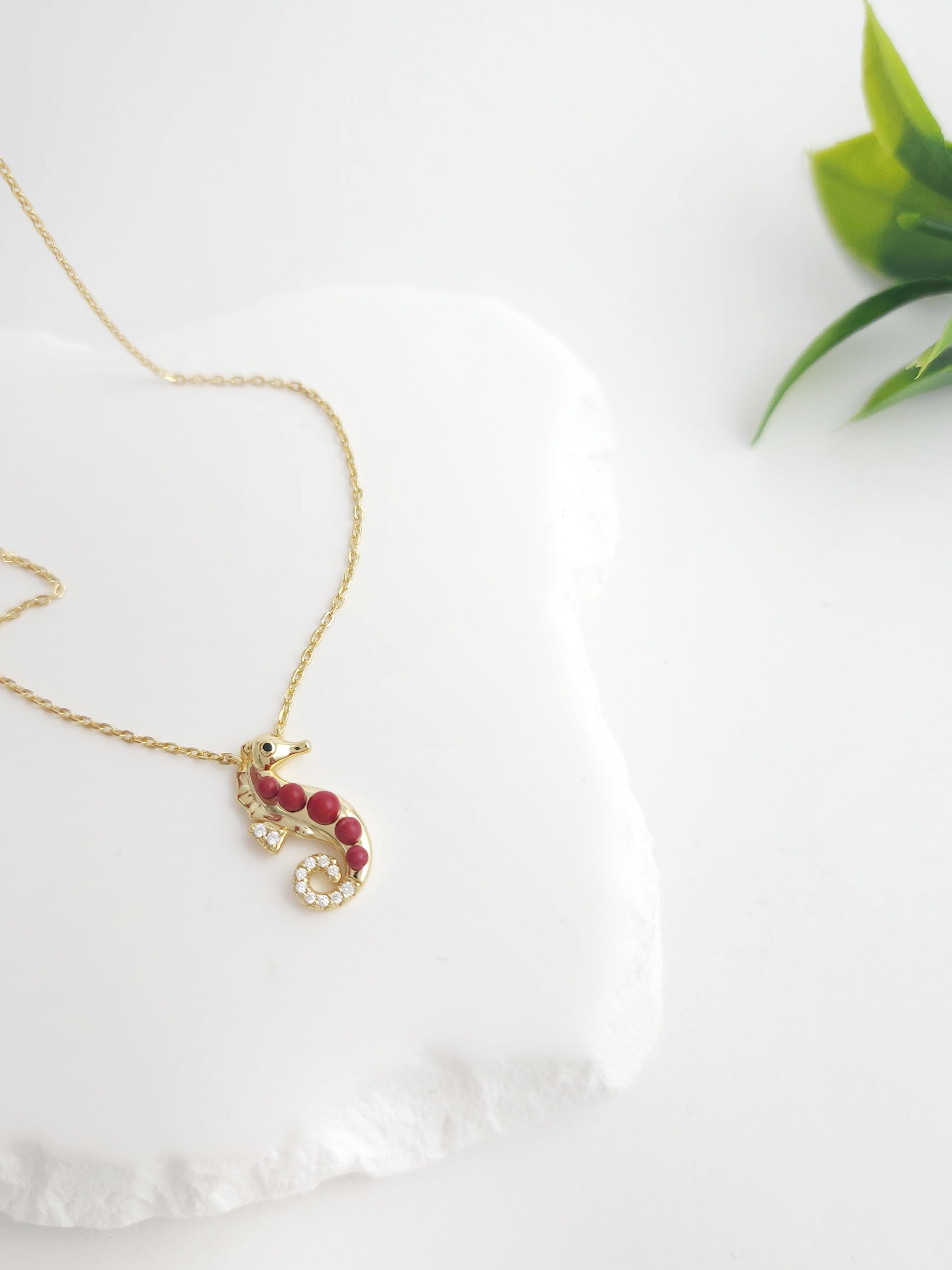 Doğal Taş Deniz Atı Kolye