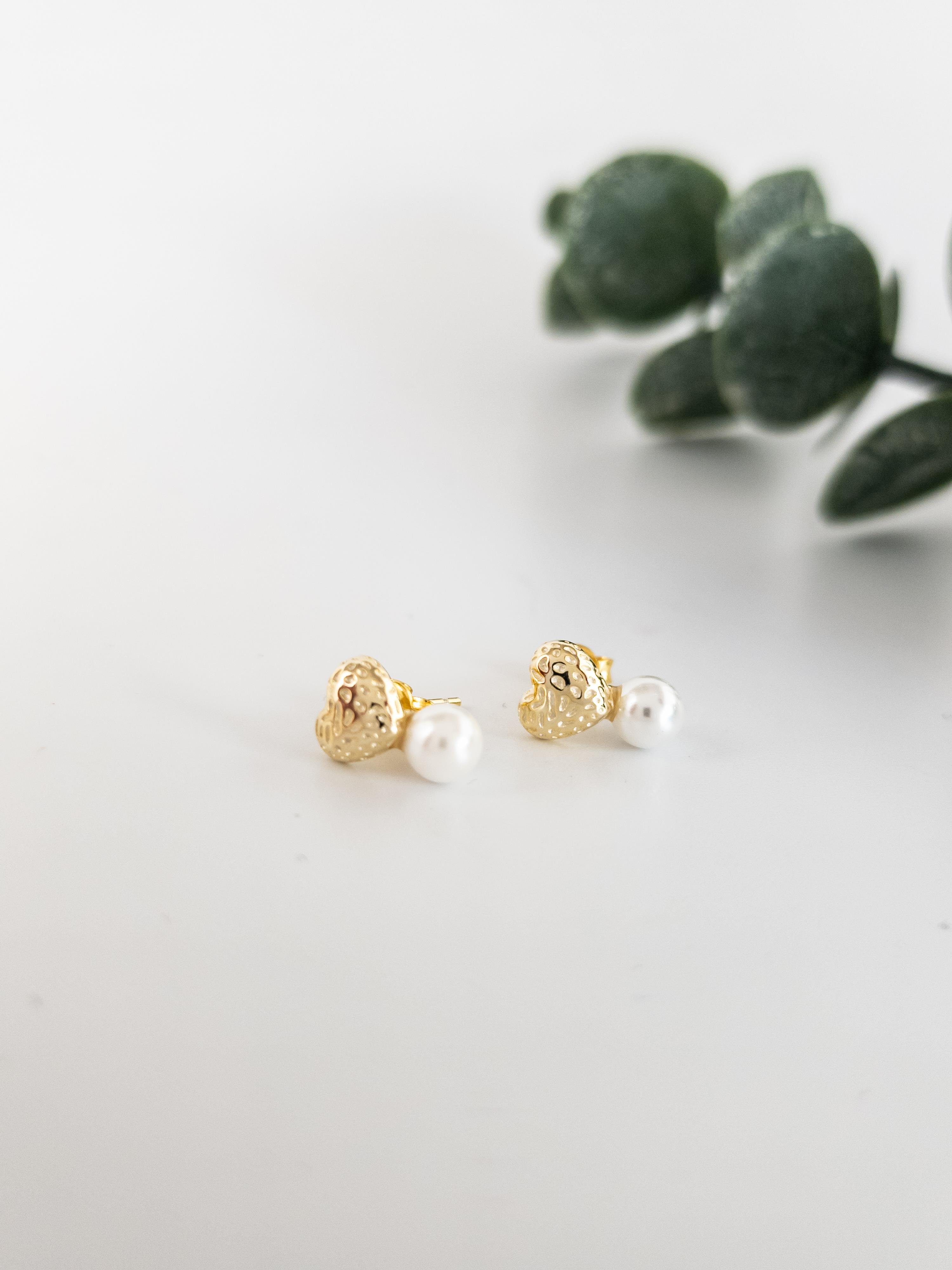 İnci Kalp Çivi Küpe