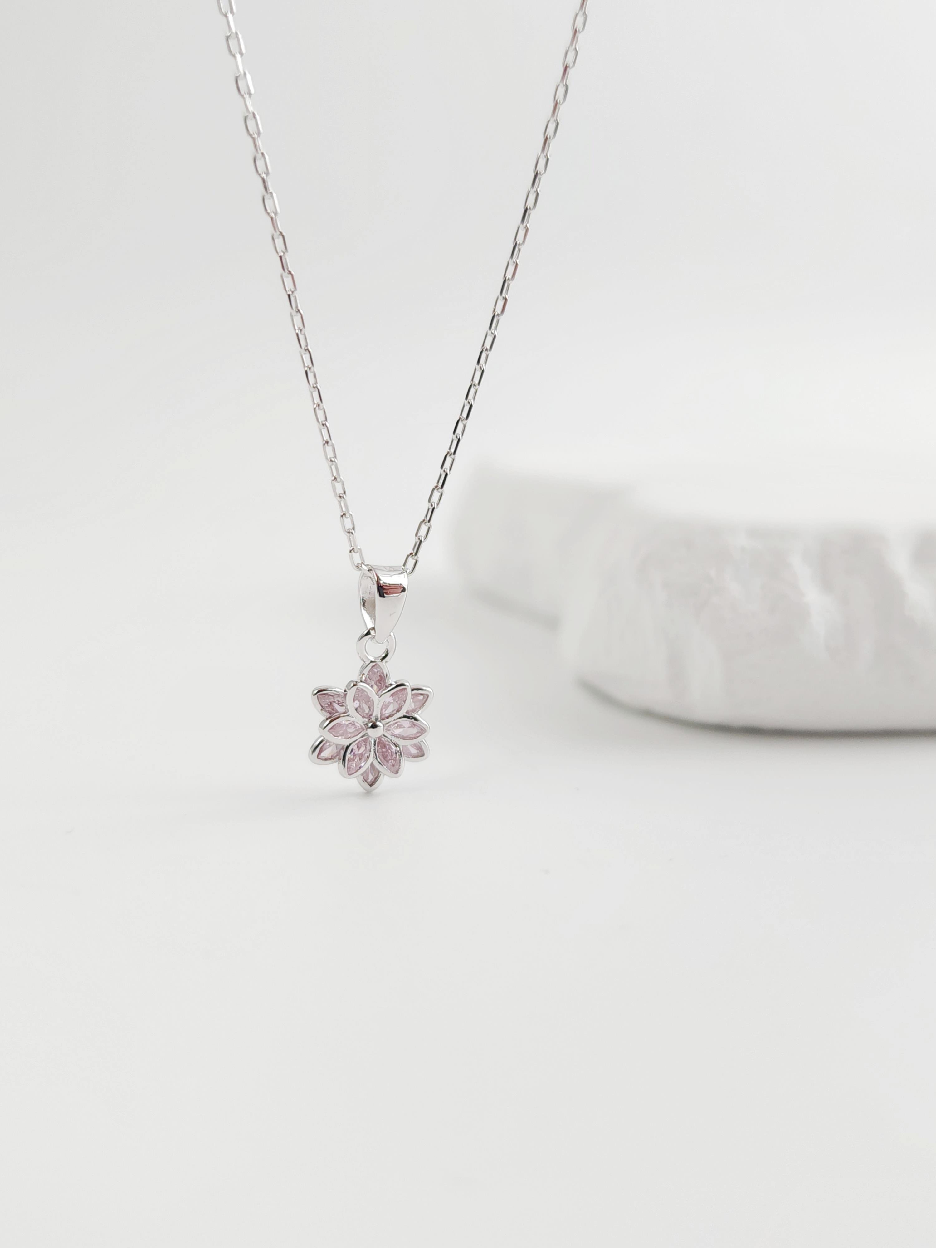 Lotus Kolye