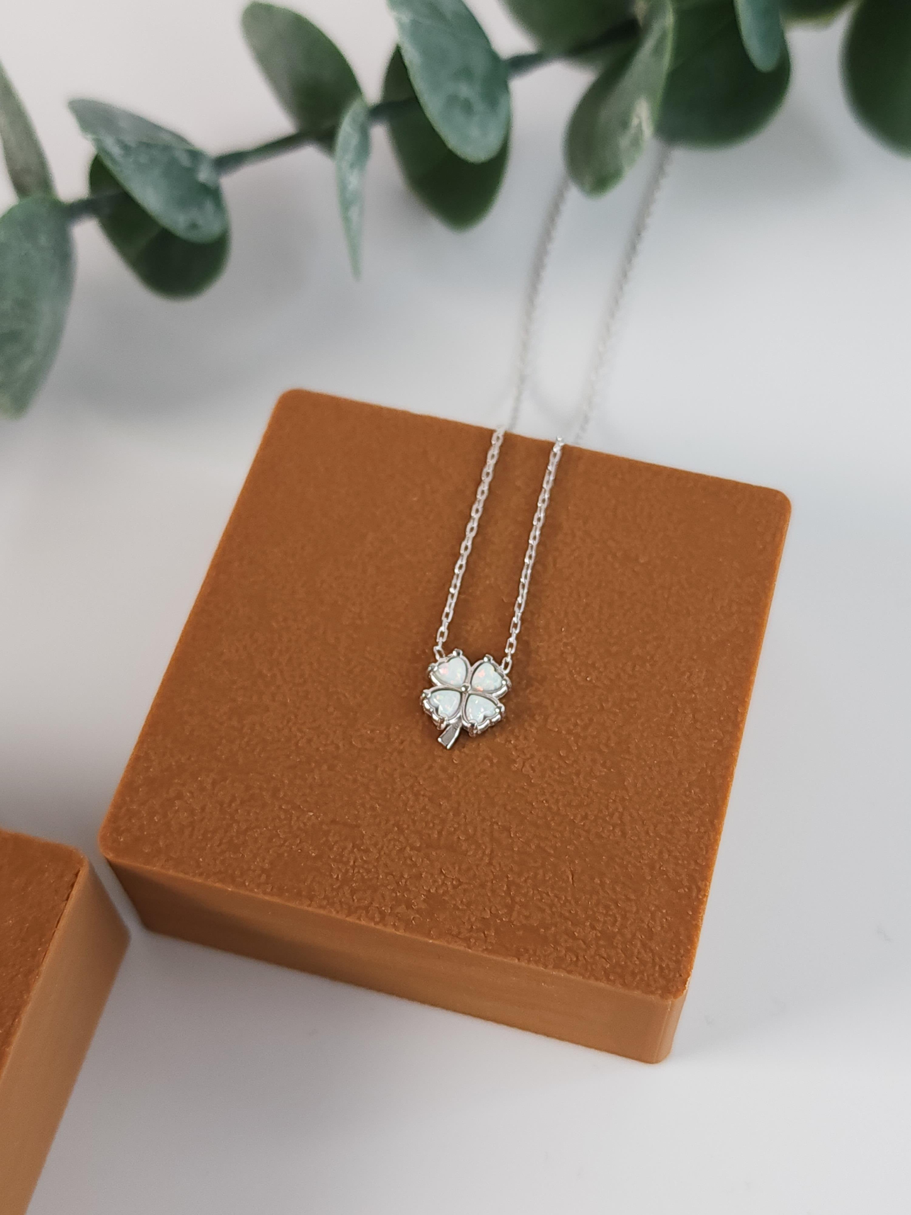 Opal Minimal Yonca 2 Kolye