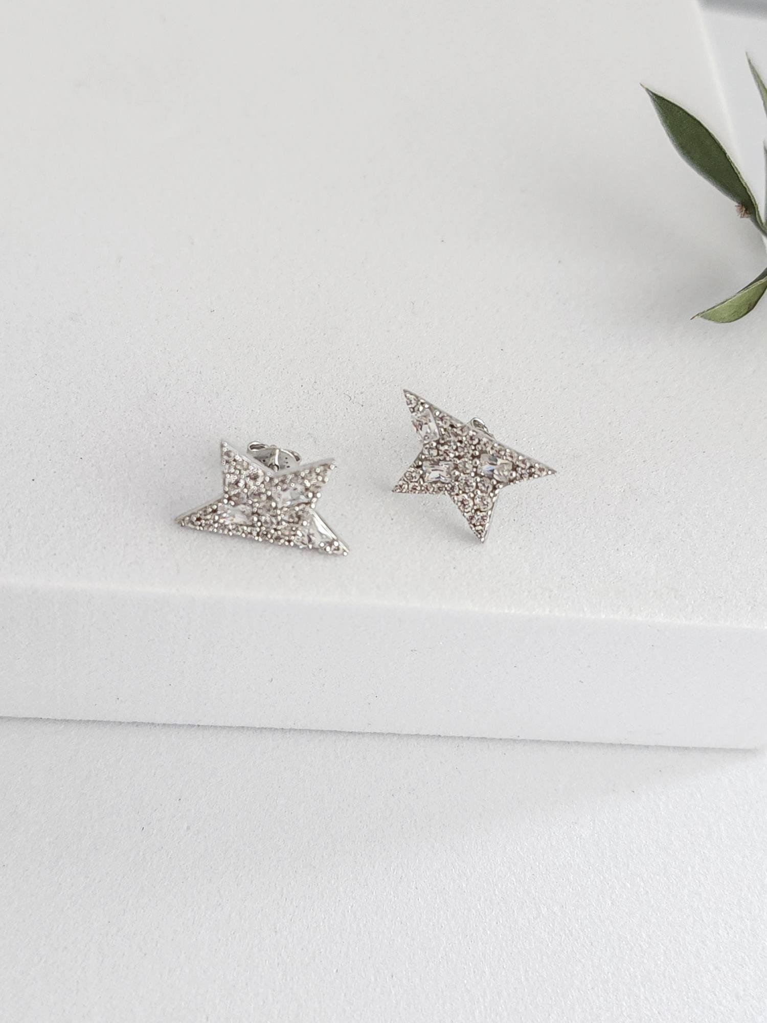 Yıldız Çivi Küpe