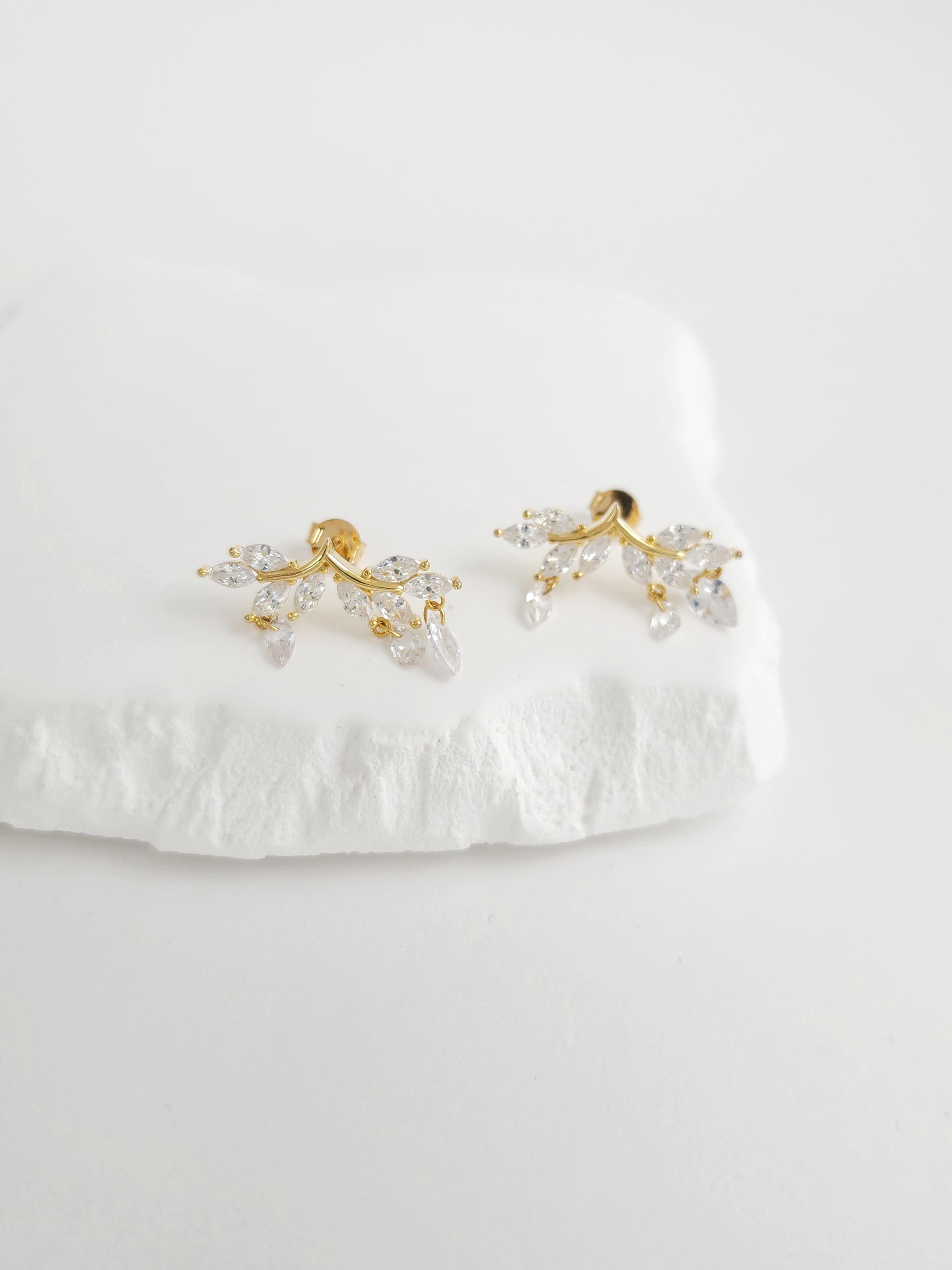 Zirkon Sallantılı Tasarım Küpe