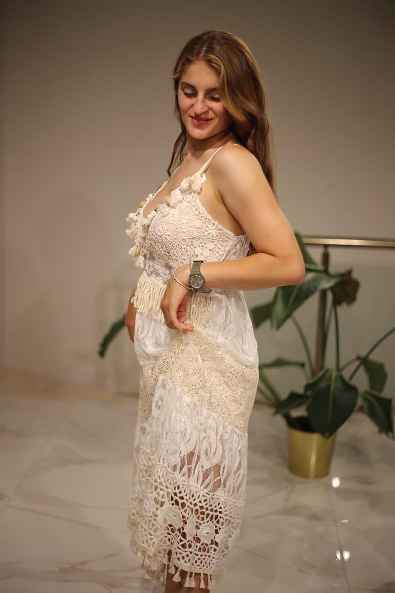 ASKILI PONPONLU DANTEL ELBİSE