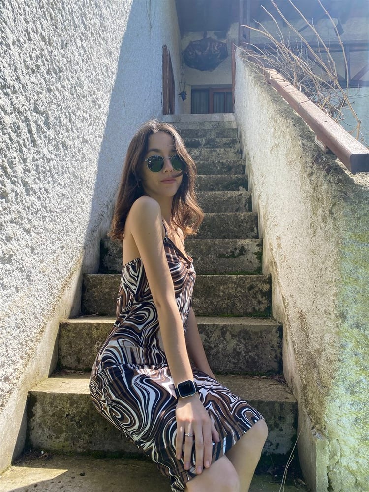 ASKILI KARIŞIK DESEN ELBİSE