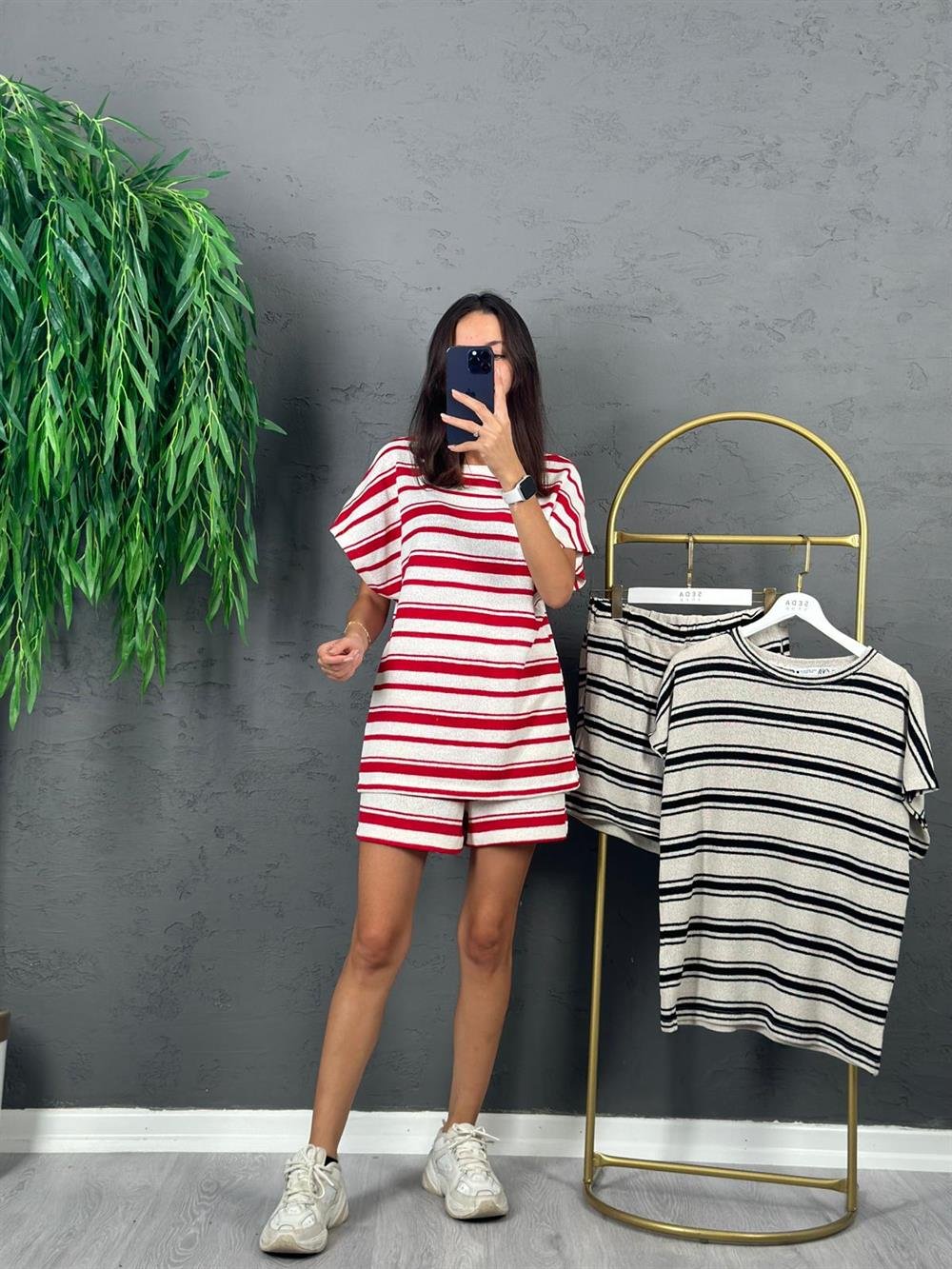 KIRMIZI ÇİZGİLİ ŞORTLU TAKIM