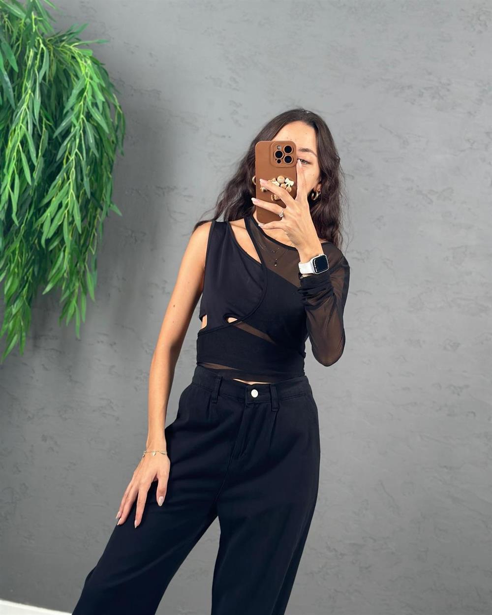 SİYAH GARNİLİ CUT OUT BLUZ