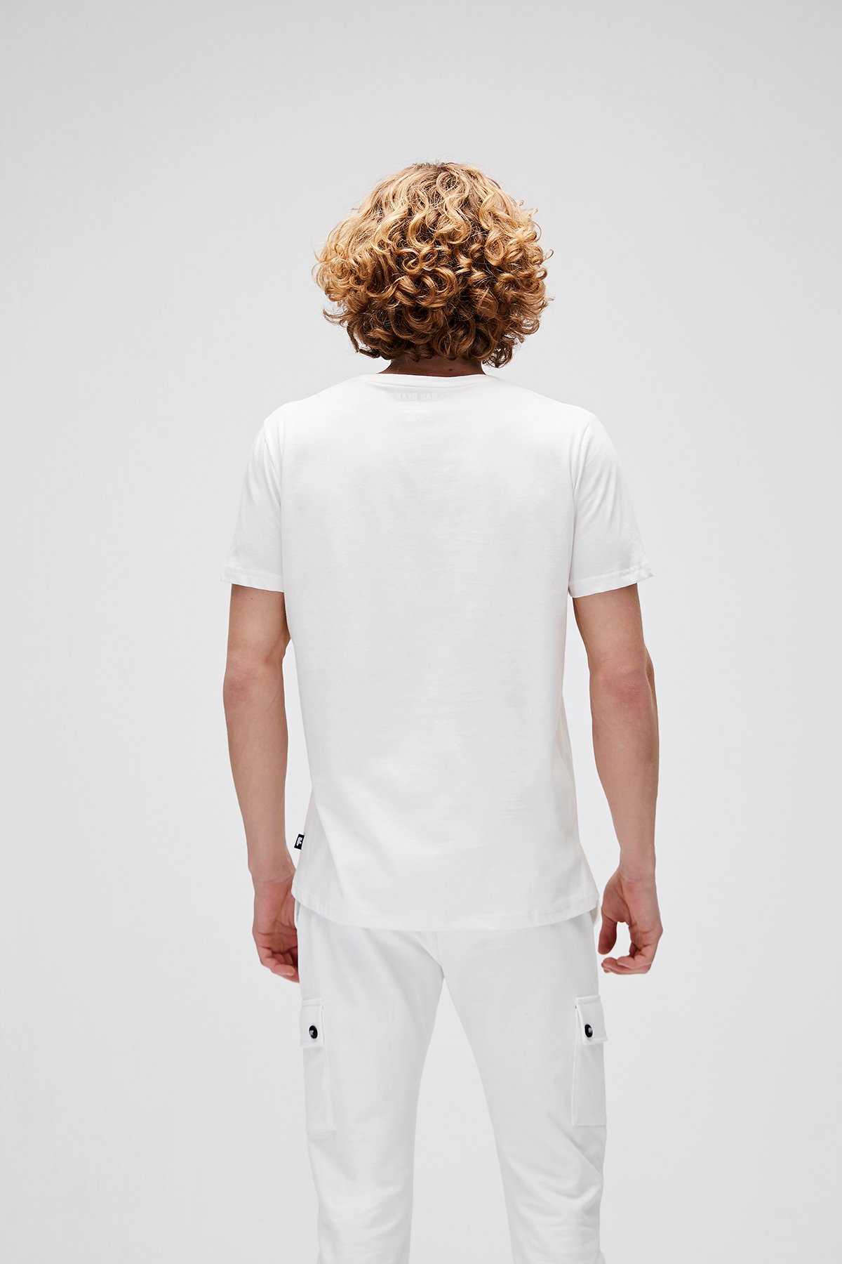 Beyaz Logolu Tişört