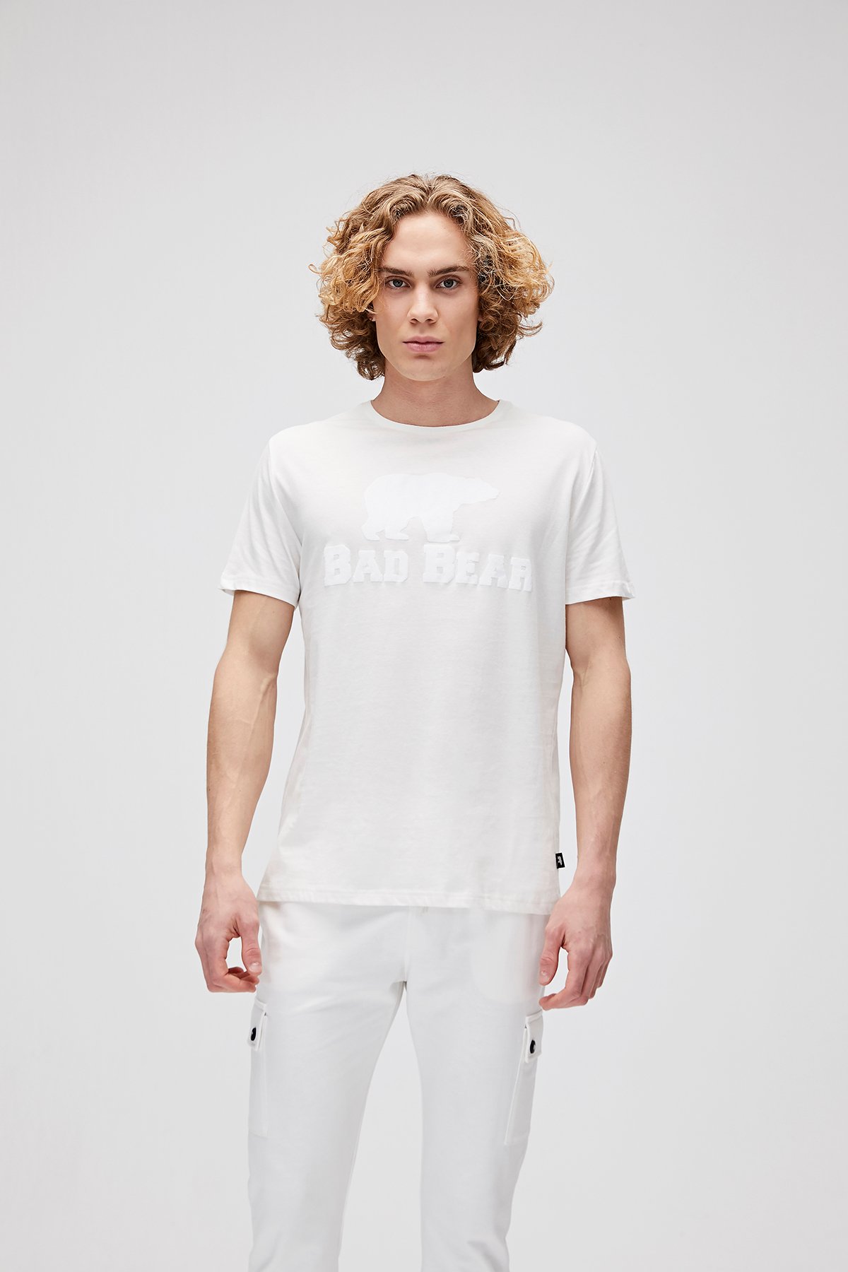 Beyaz Logolu Tişört