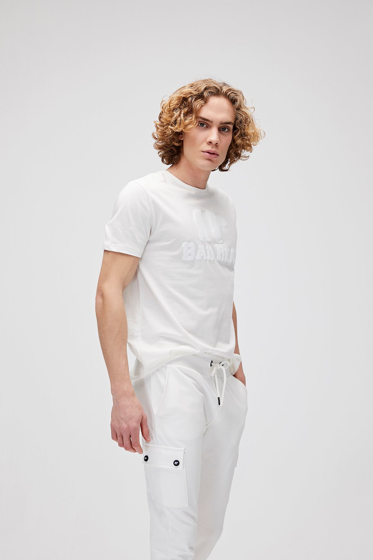 Beyaz Logolu Tişört