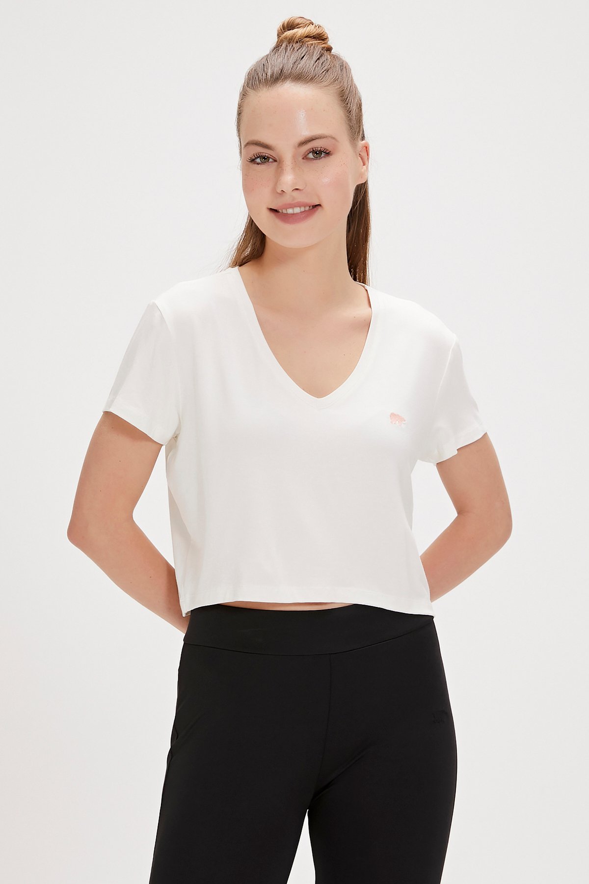 Menas Beyaz V Yaka Kadın Tişört