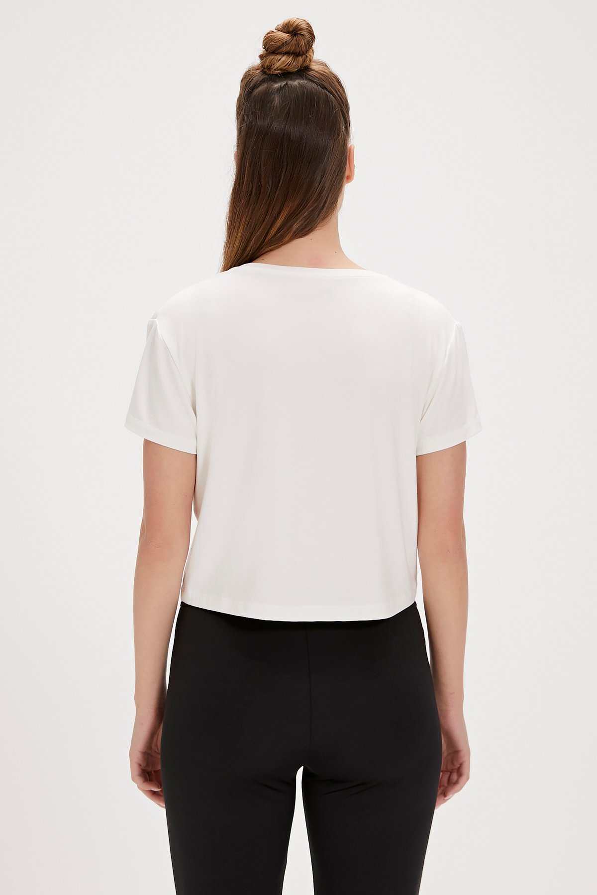 Menas Beyaz V Yaka Kadın Tişört