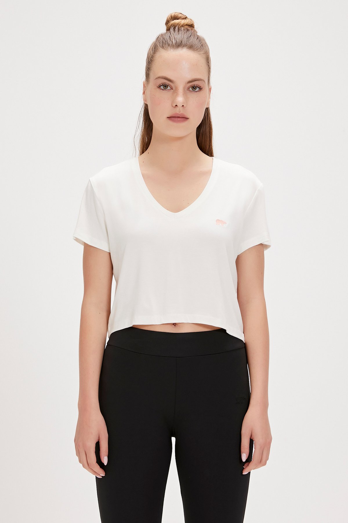 Menas Beyaz V Yaka Kadın Tişört