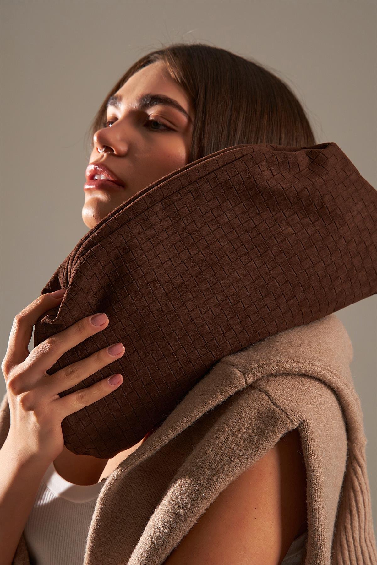 Acı Kahve Nubuk Deri Örgü Detaylı Portföy Clutch Çanta