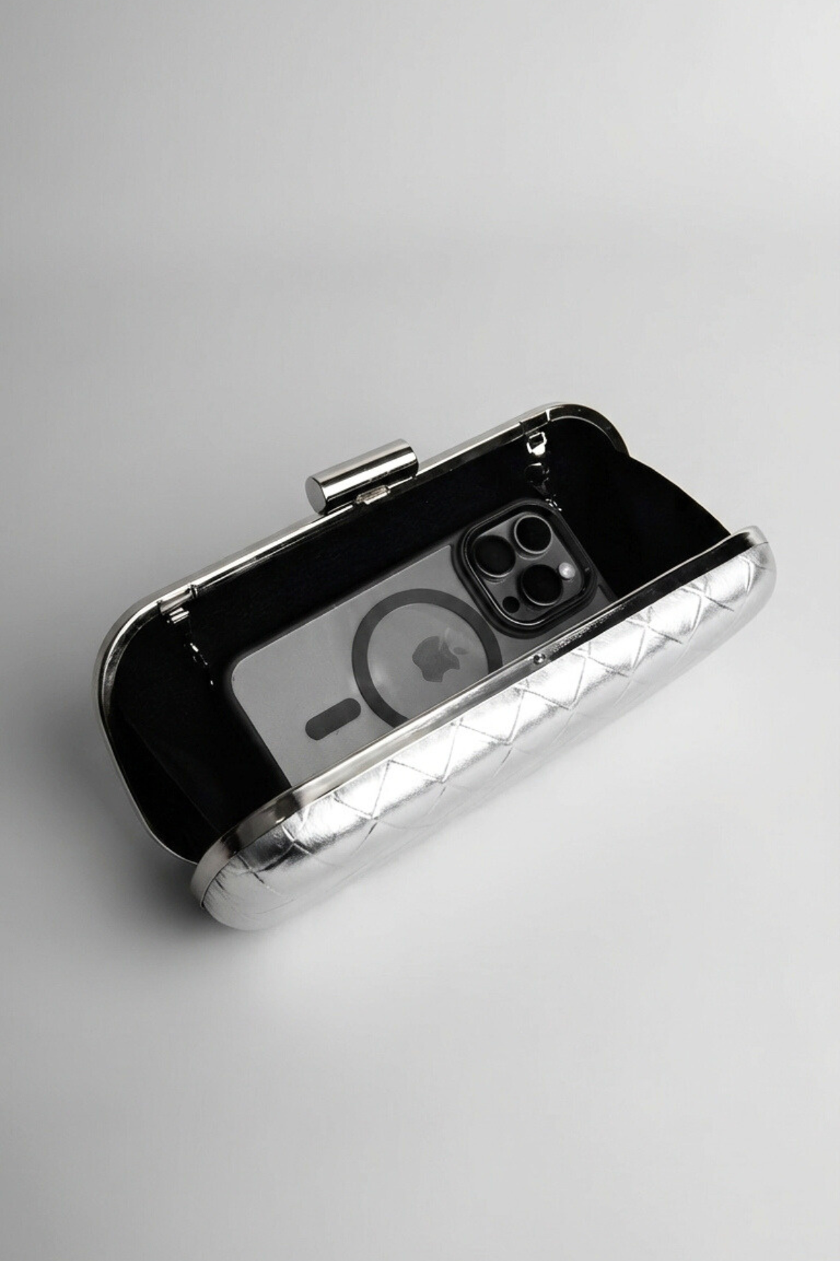 Gümüş Metalik Örgü Derili Zincirli Metal Kapaklı Clutch Çanta