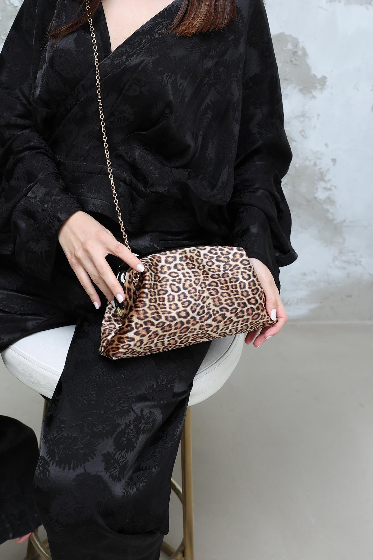 Leopar Desenli Zincirli Clutch Abiye Çanta