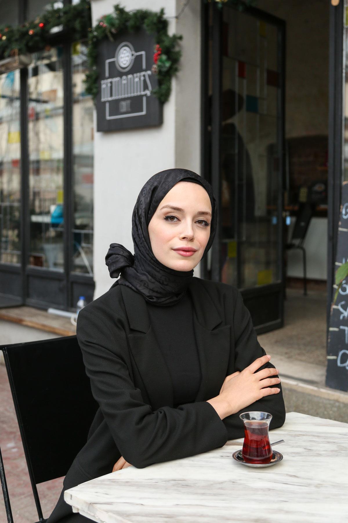JAKARLI ŞAL-SİYAH