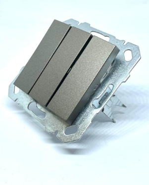 Makel Karea Füme Üçlü Anahtar ÇerçevesizMakel Karea Füme Üçlü Anahtar ÇerçevesizAnahtar PrizlerMAKEL ANAHTAR PRİZ 57050091-26008