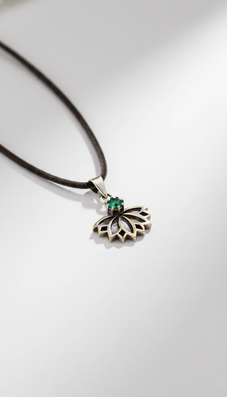 Zümrüt Taşlı Lotus Gümüş Kolye Ucu
