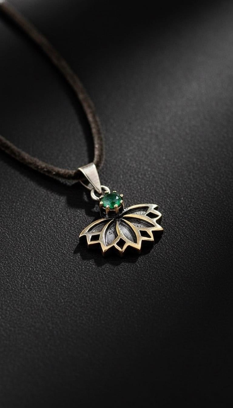 Zümrüt Taşlı Lotus Gümüş Kolye Ucu