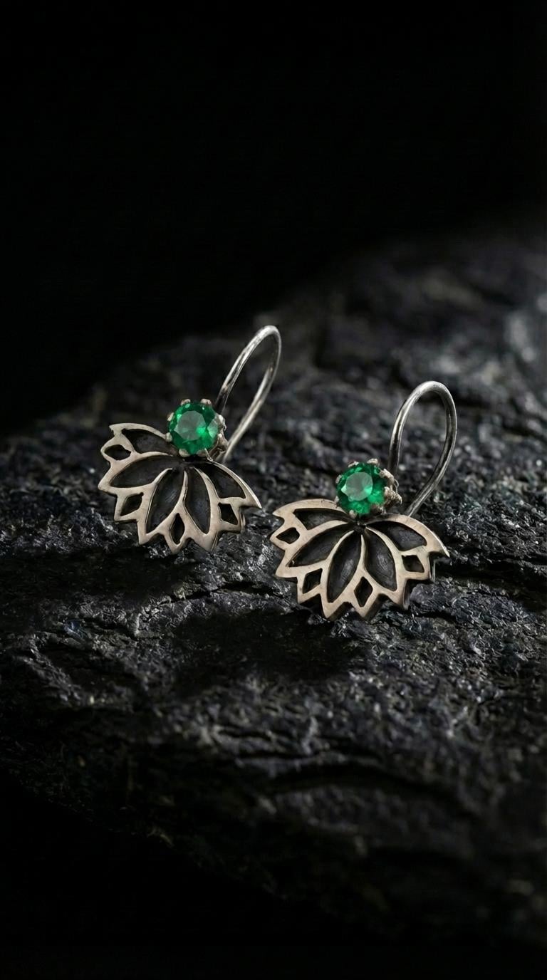 Zümrüt Taşlı Lotus Gümüş Küpe