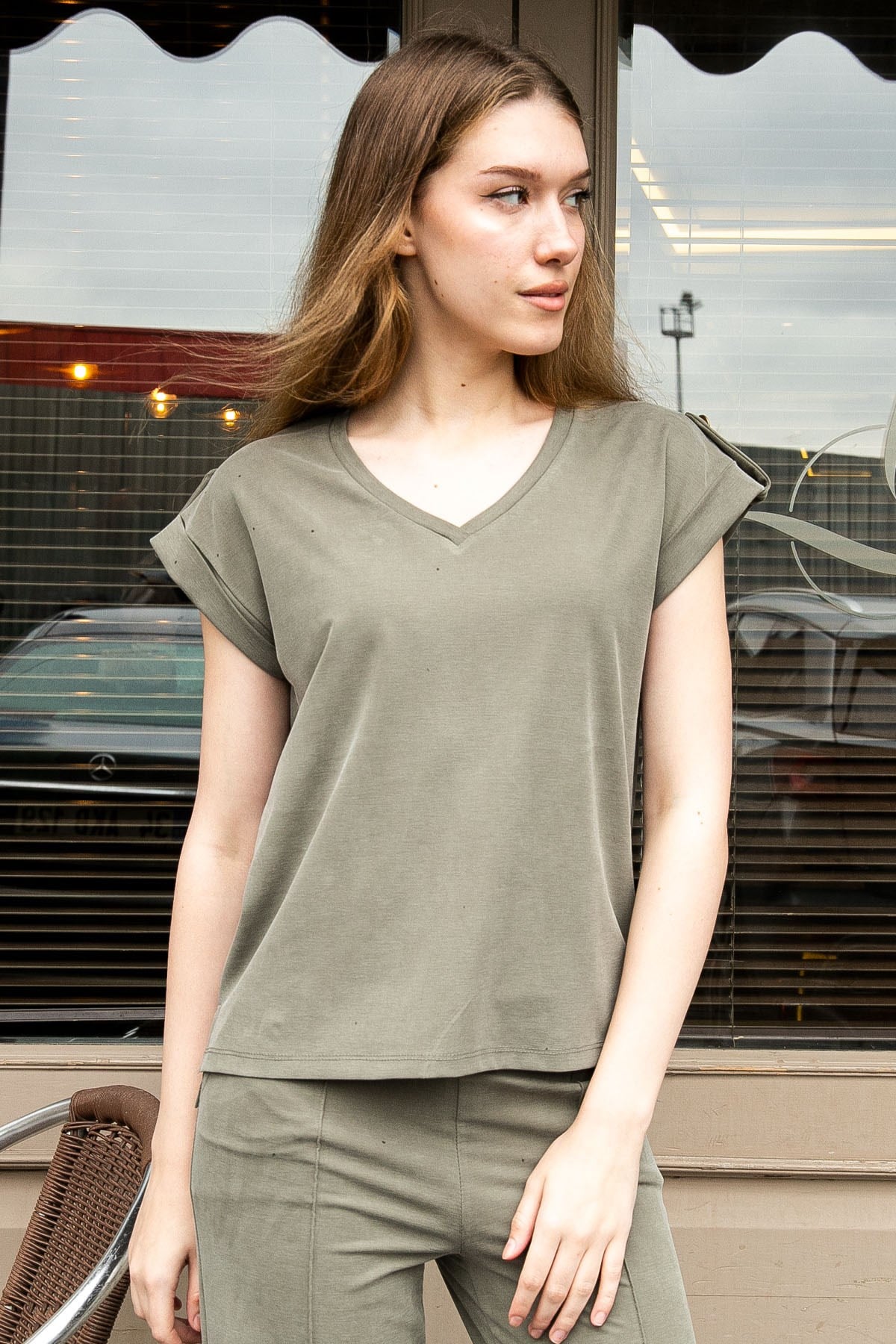 JUMENTKadın Modal İpeksi Likralı Kumaş V Yaka Duble Kollu Apoletli Yanları Yırtmaçlı T-shirt Bluz-Haki 
