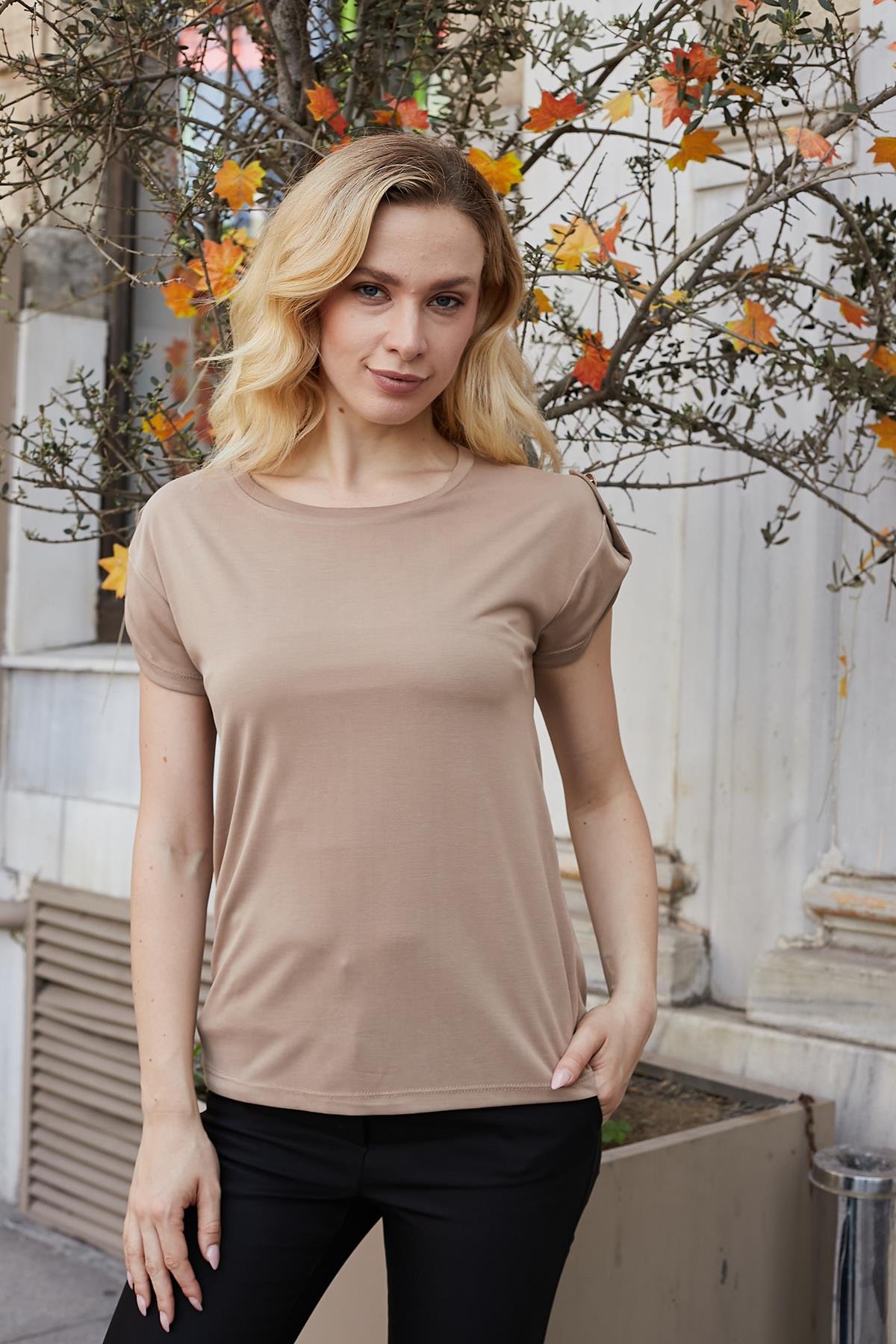 JUMENTKadın Modal Penye Geniş Sıfır Yaka Düşük Omuzlu Apoletli Kısa Kol T-shirt Bluz-Camel 