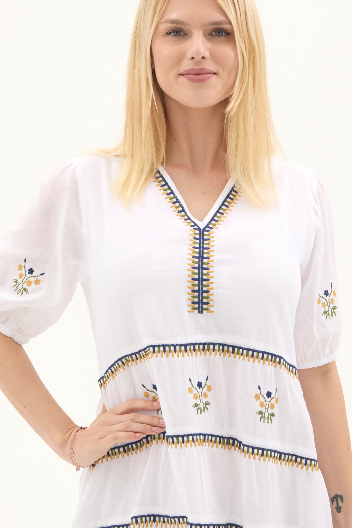 Beyaz Kısa Kol Vual Nakışlı V Yaka Uzun Yazlık Elbise