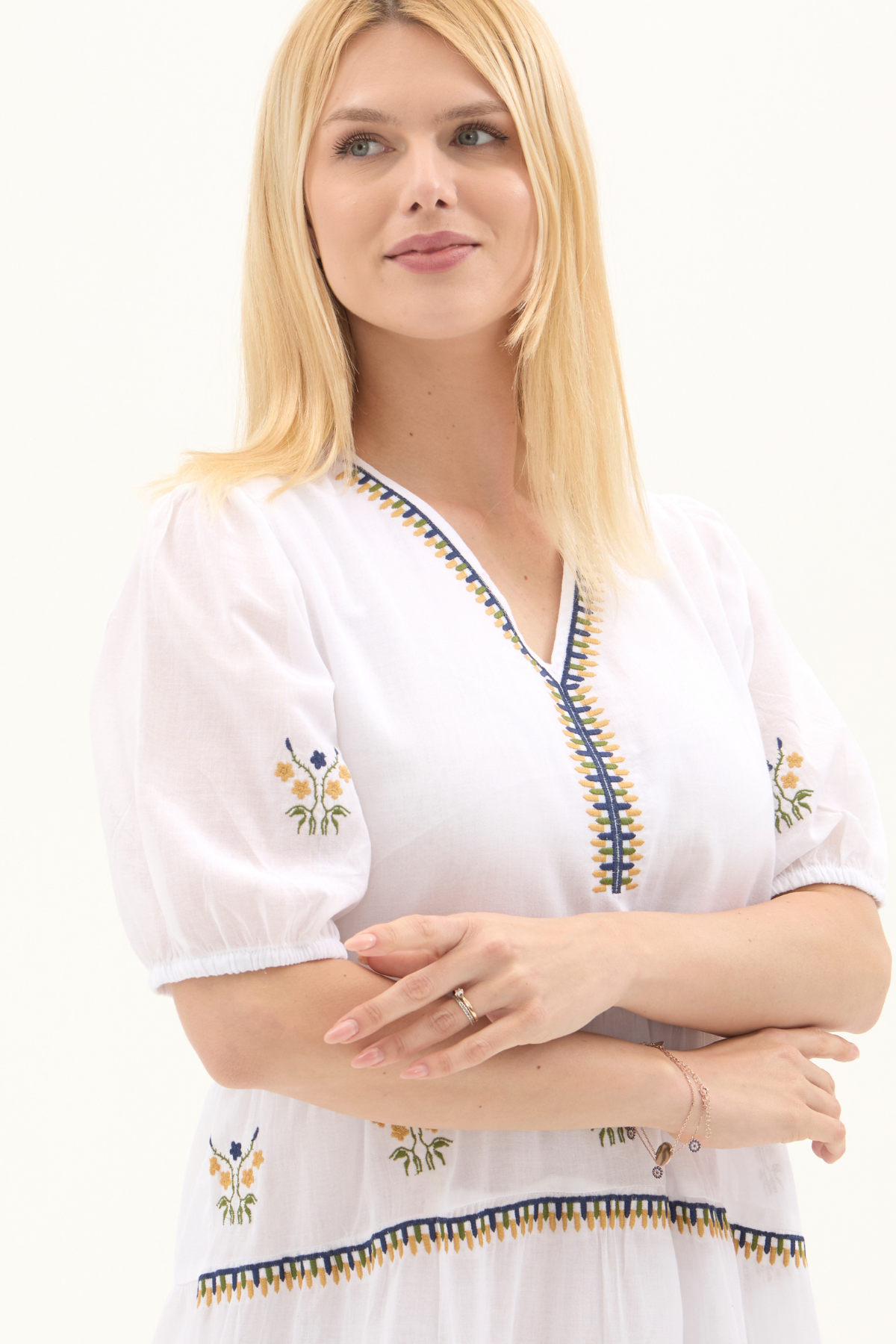 Beyaz Kısa Kol Vual Nakışlı V Yaka Uzun Yazlık Elbise