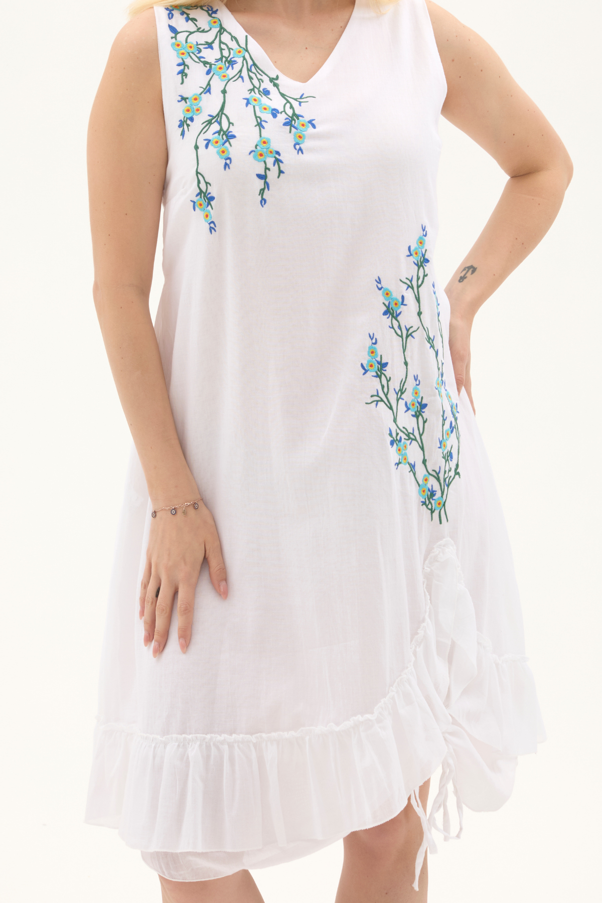 Beyaz Kolsuz Vual Yırtmaçlı Midi Boy Yazlık Elbise