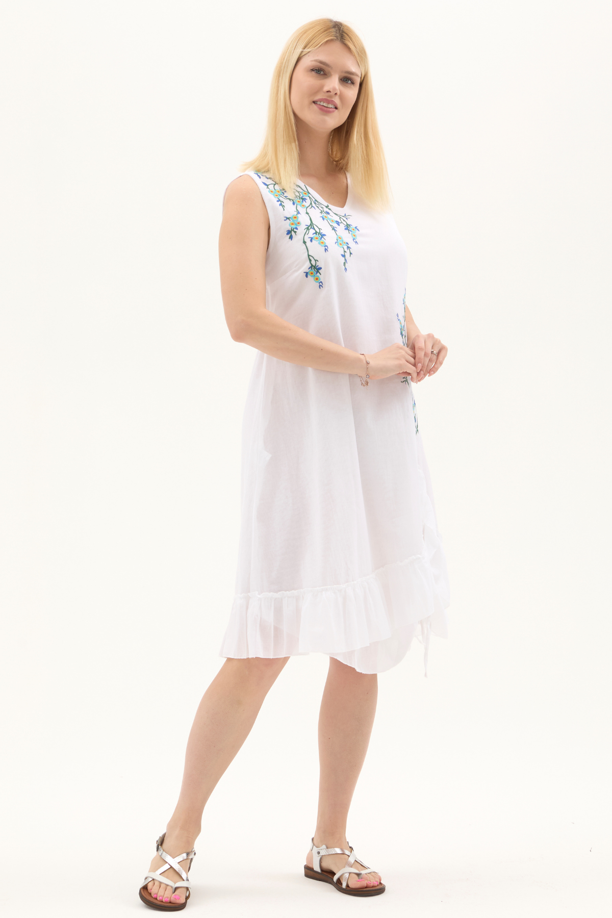 Beyaz Kolsuz Vual Yırtmaçlı Midi Boy Yazlık Elbise