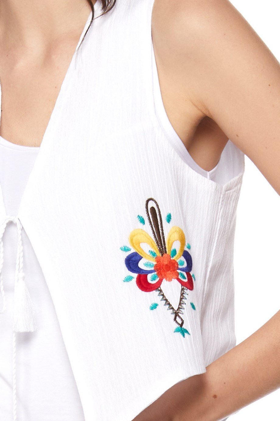 Beyaz Nakışlı Yelek