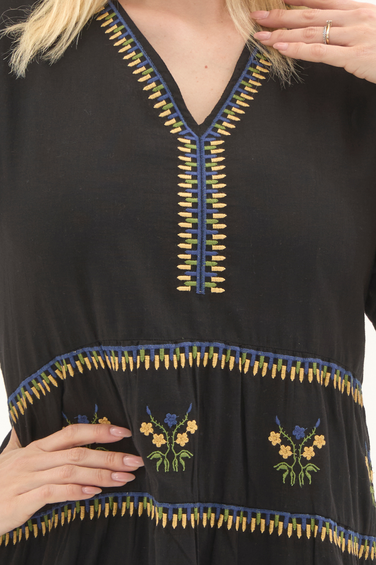 Siyah Kısa Kol Vual Nakışlı V Yaka Uzun Yazlık Elbise