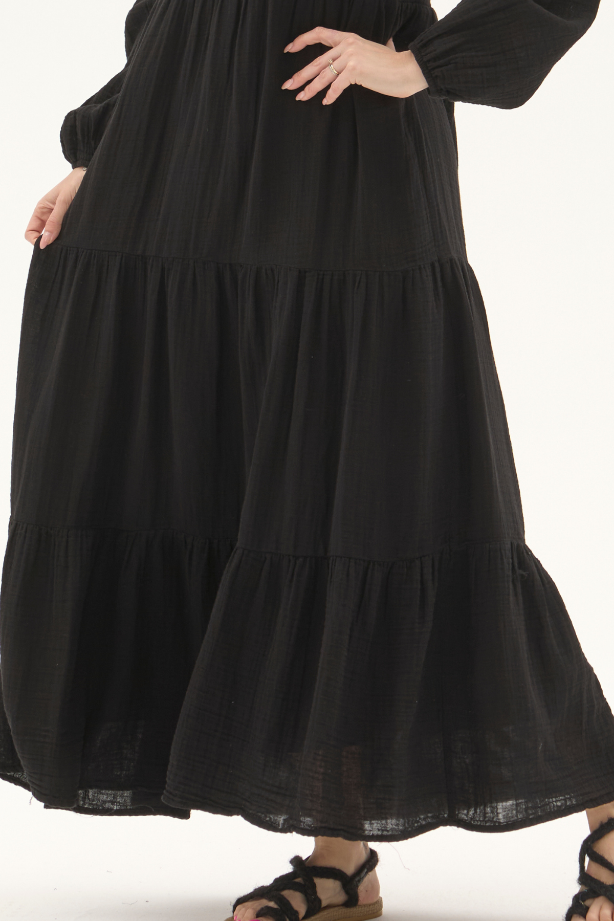 Uzun Kol Siyah Düğmeli Yazlık Uzun Müslin Elbise 