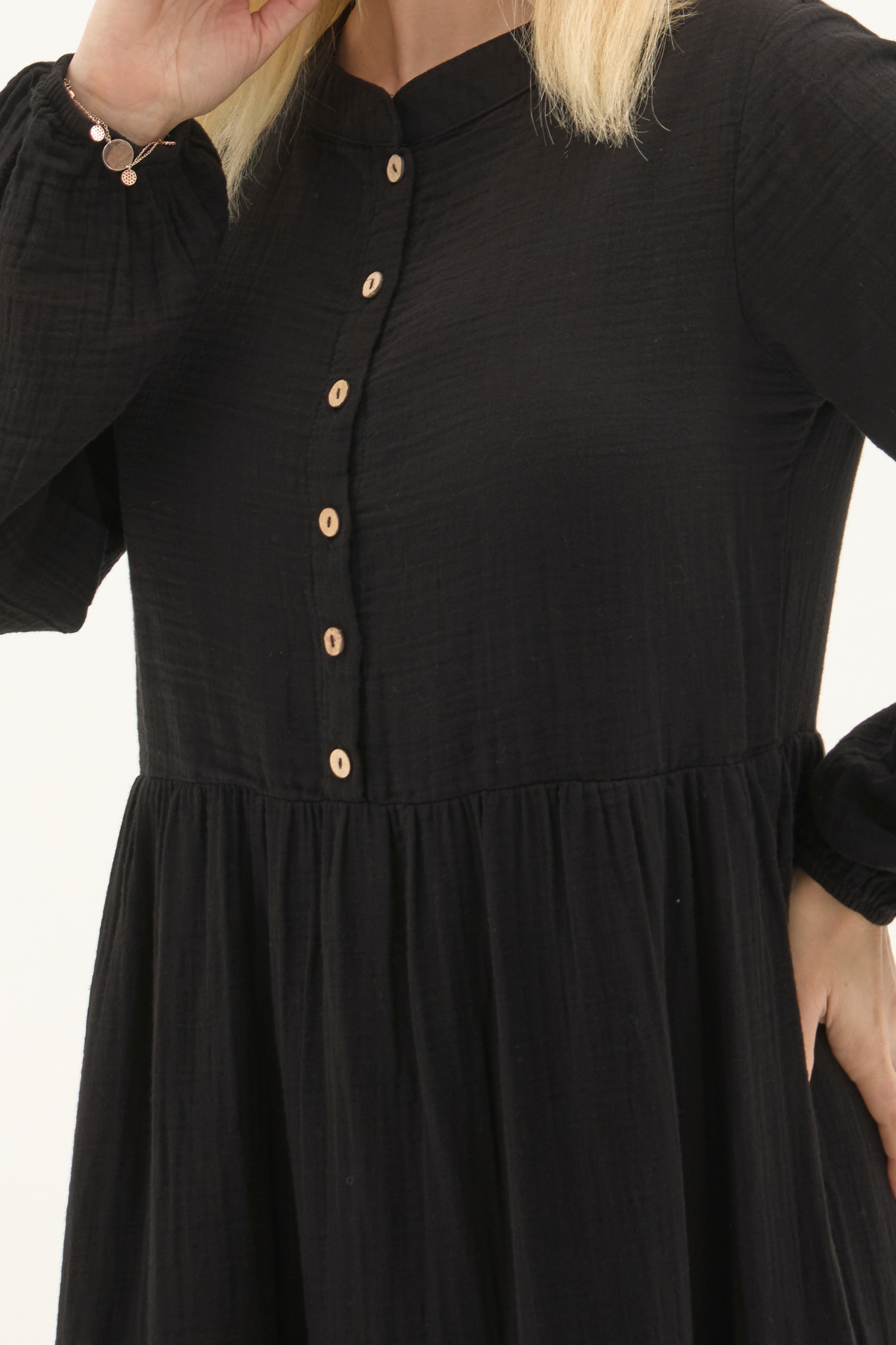 Uzun Kol Siyah Düğmeli Yazlık Uzun Müslin Elbise 