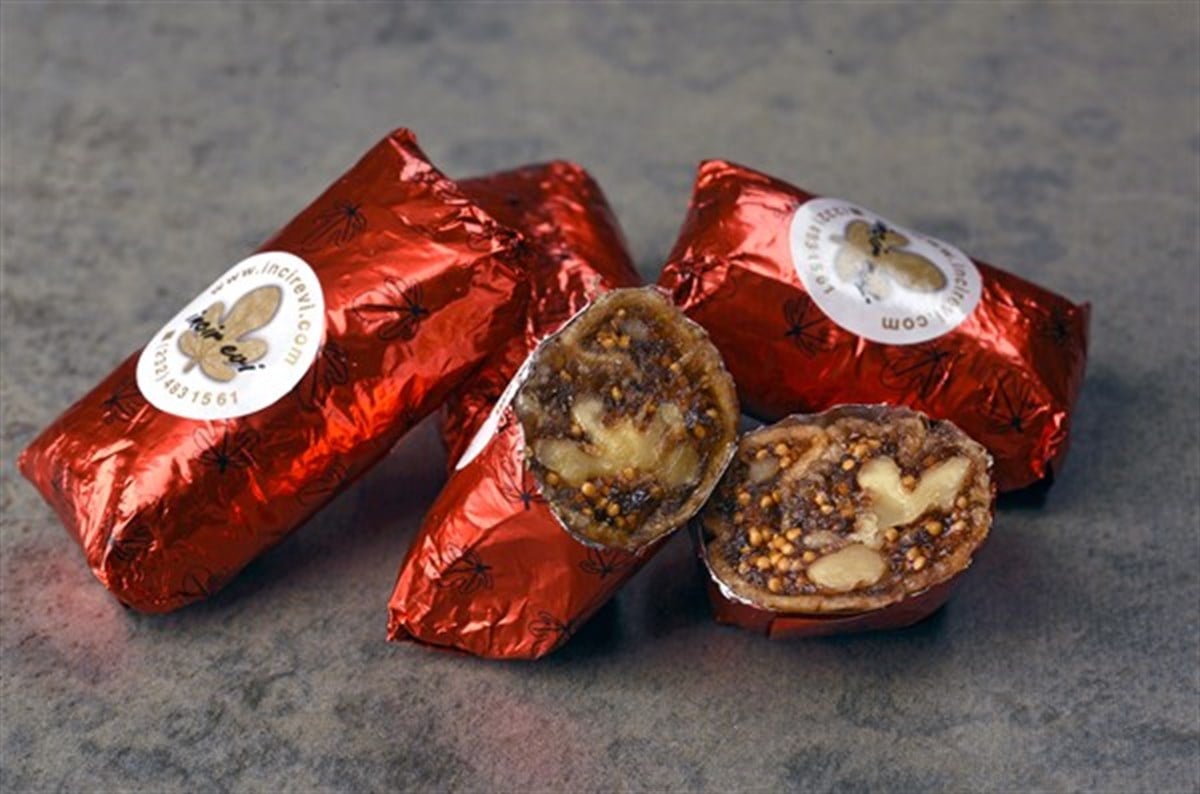 Cevizli Çukulat Kuru İncir 1 Kg İzmir Saat Kulesi Ahşap Kutu