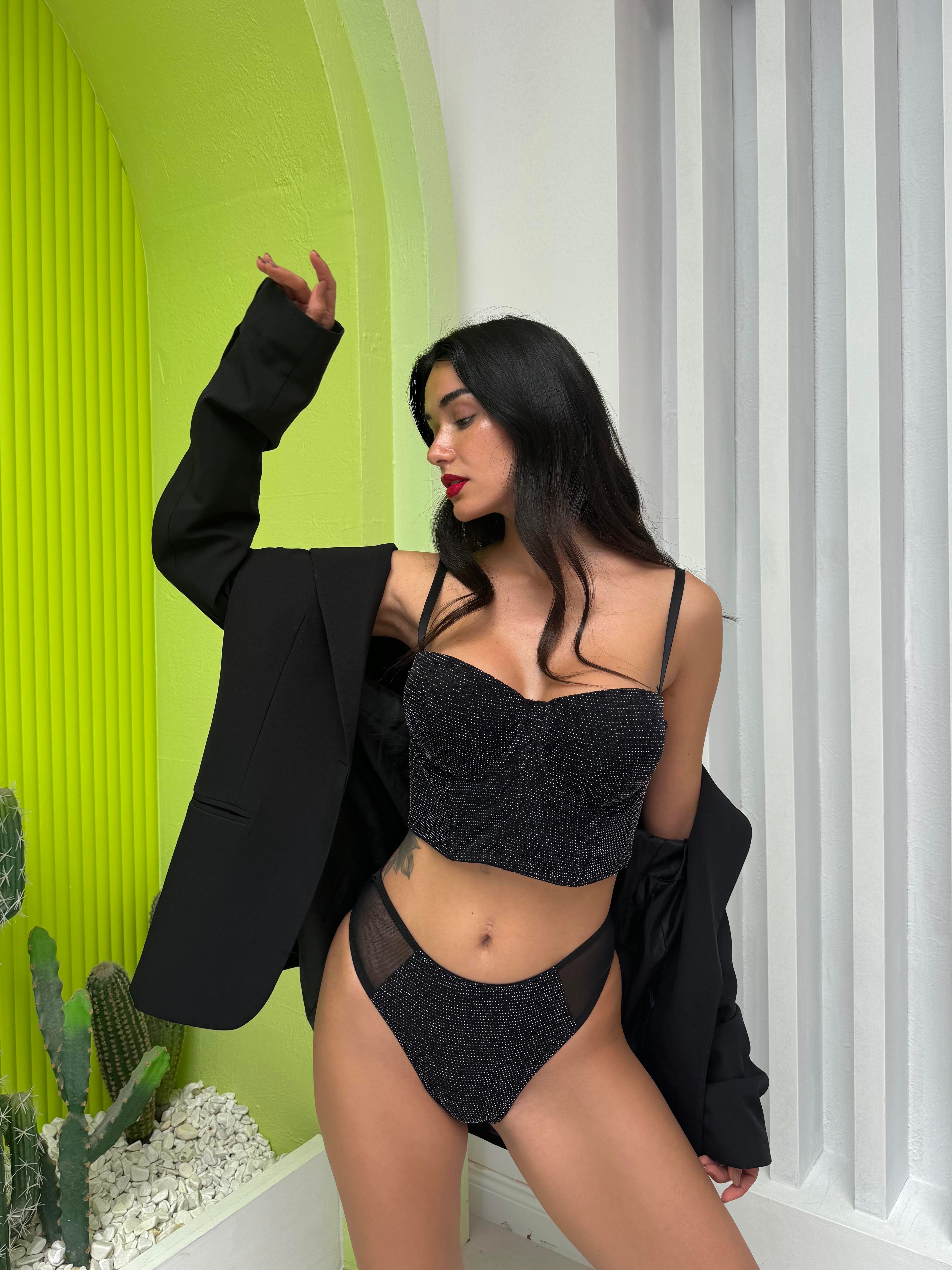 Eleonora Parlak Destekli Siyah Bustiyer Takım (681T)