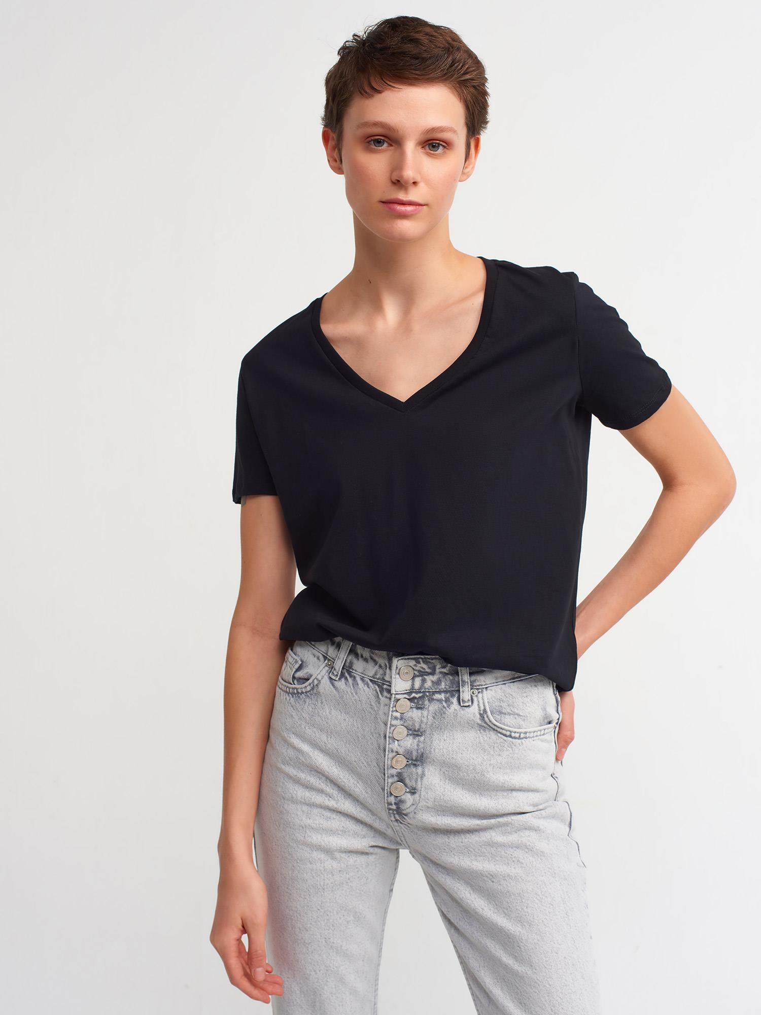 Dilvin Siyah V Yaka Basic Kadın T-Shirt 3470KADIN T-SHIRT