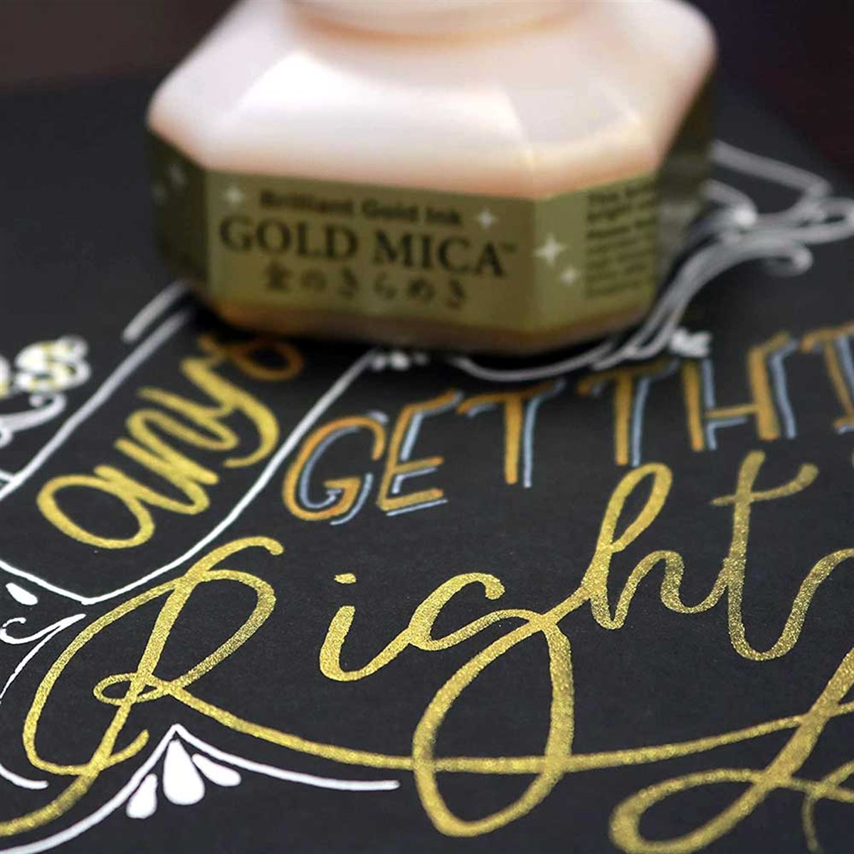 Zig Gold Mica Metalik Altın Renk Mürekkep 60 mlMarker MürekkepleriZig