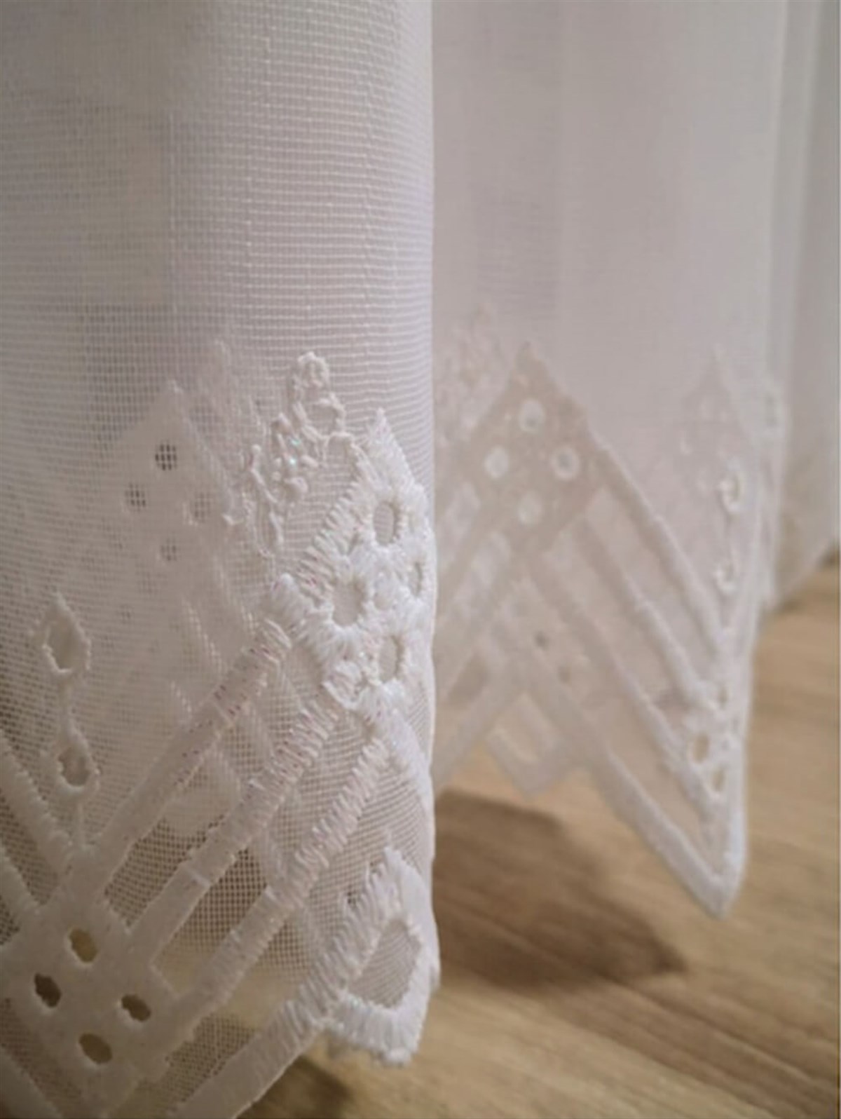 Tül PerdeTAÇ PERDE0001HİLAL TEKSTİL VE DERİ ÜRÜNLERİ GIDA SAN. TİC. LTD. ŞTİ.TAÇ TTM ZEMİN ETEK DESENLİ DÜZ TÜL PERDE - 14814