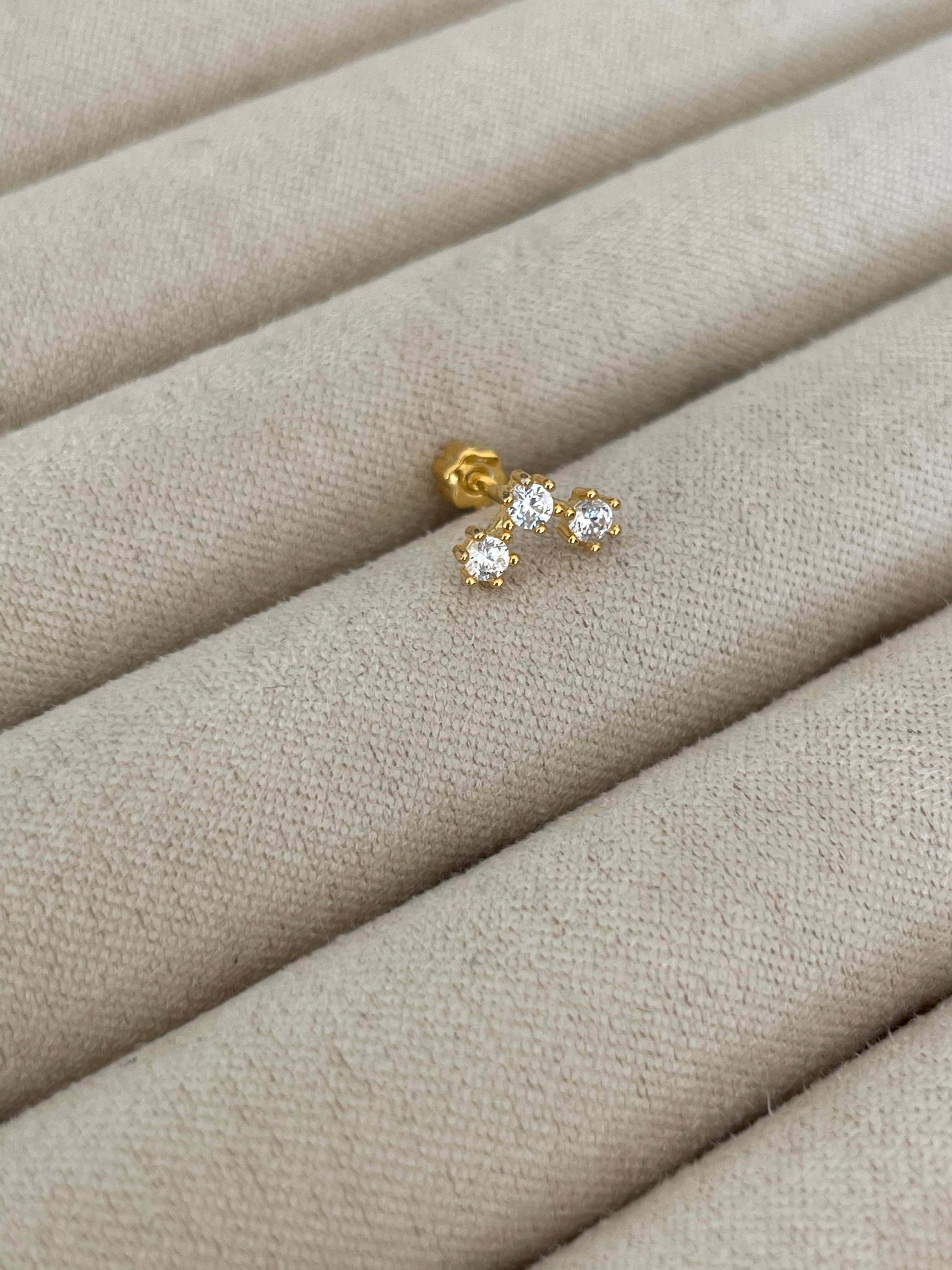 Kıvrımlı Üç Taşlı Piercing