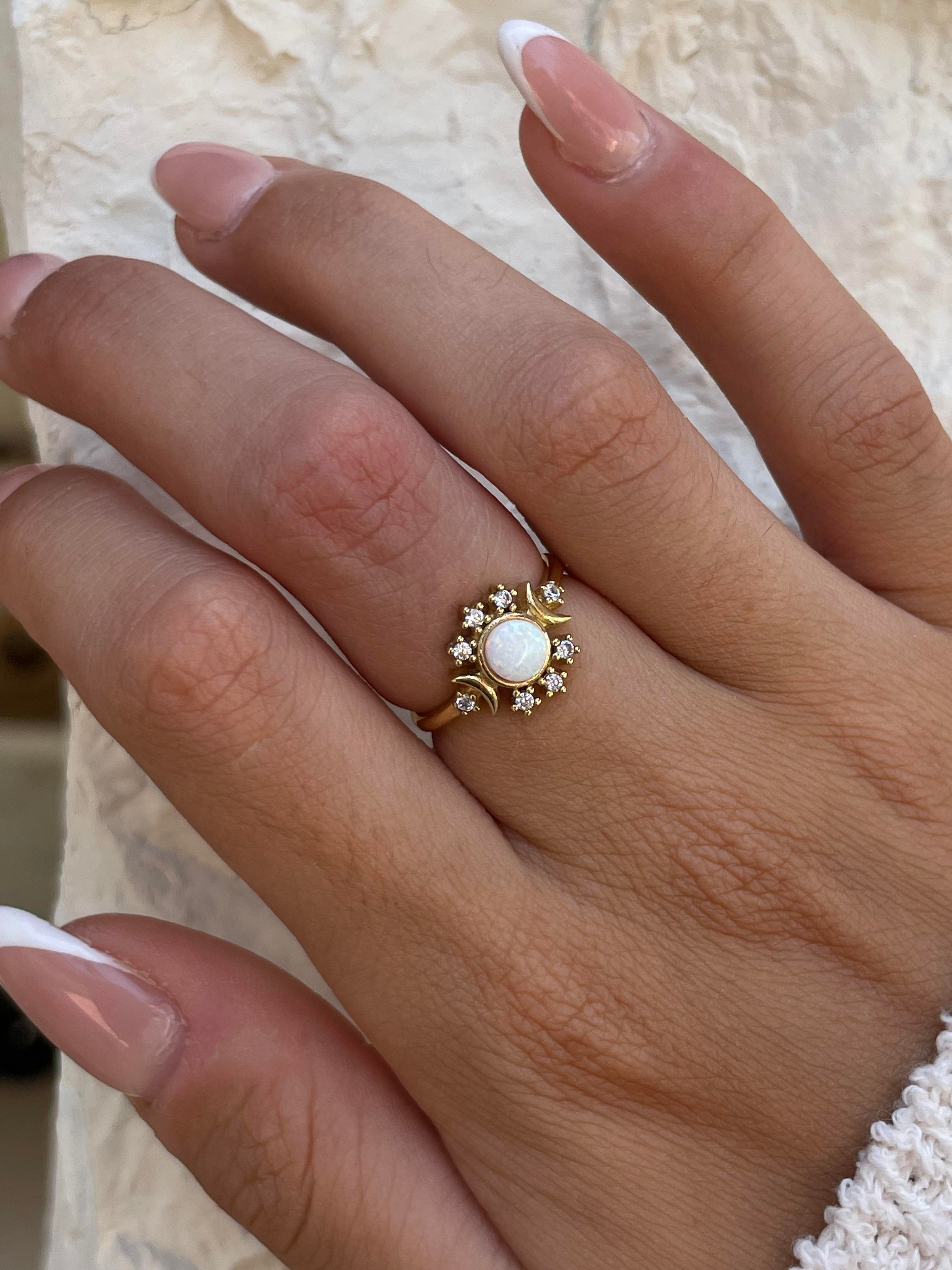 Opal Taşlı Ay Detaylı Yüzük