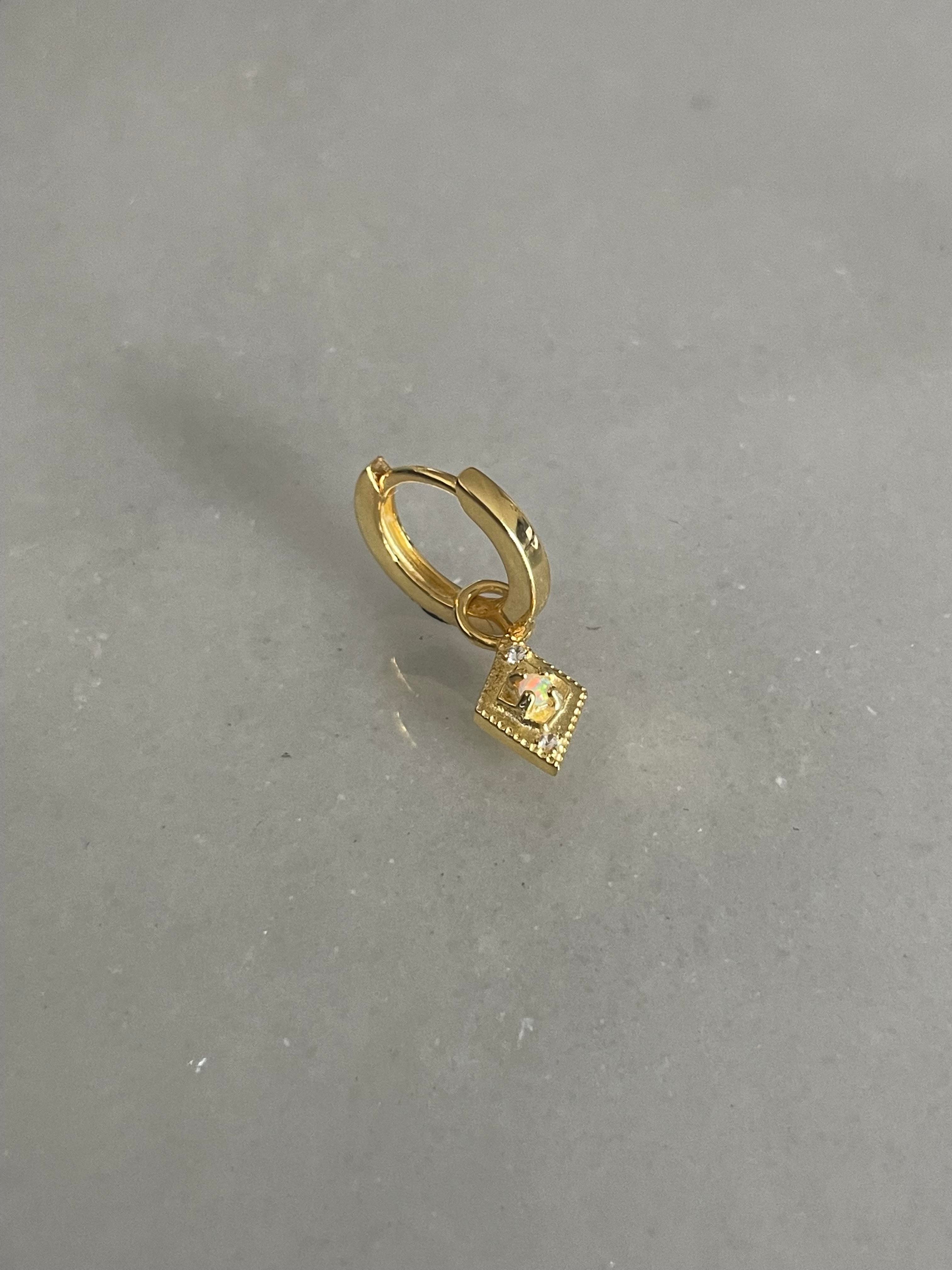 Ortası Opal Taşlı Üçgen Halka Küpe
