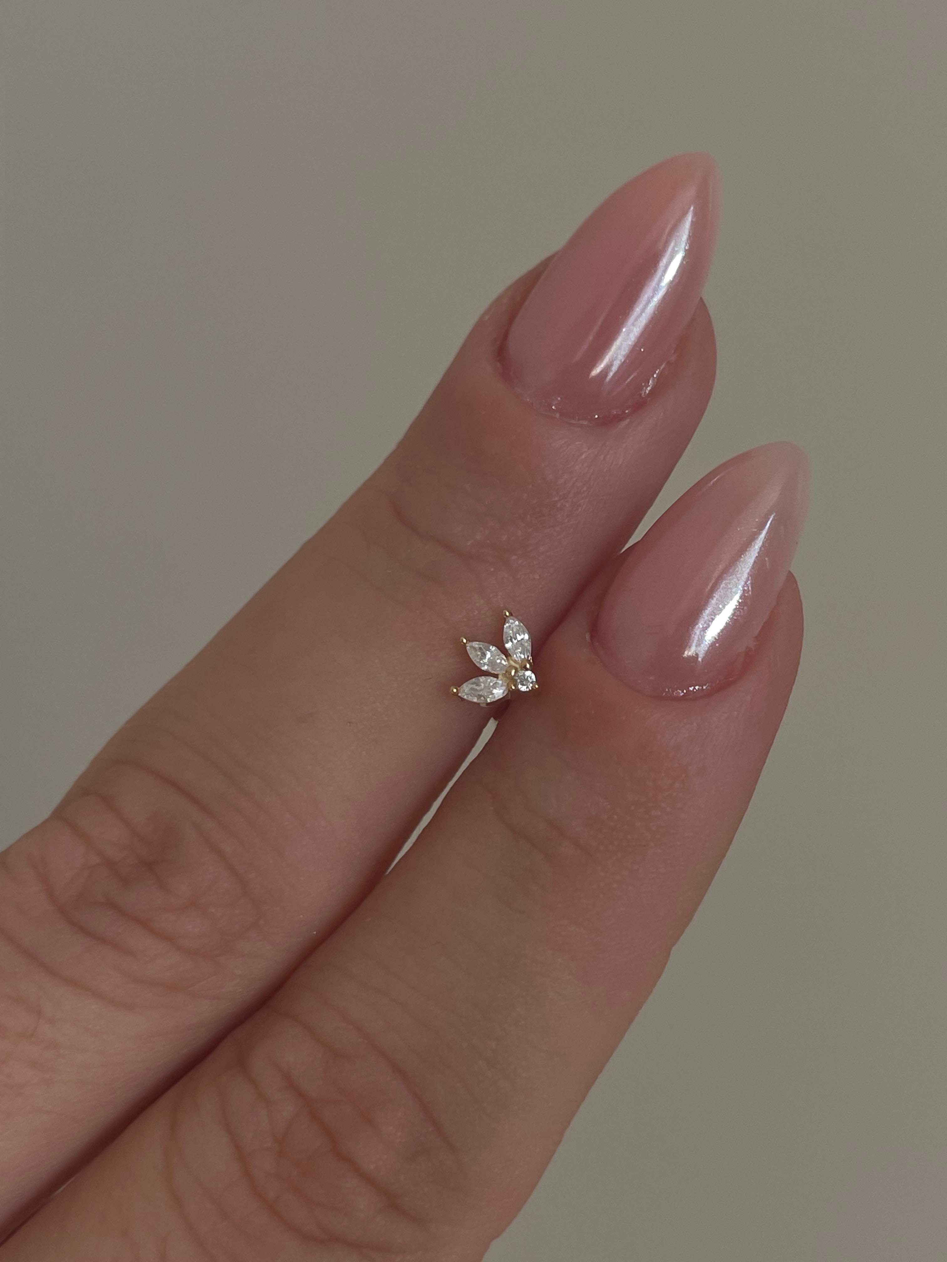 Taşlı Lotus Şekilli Piercing