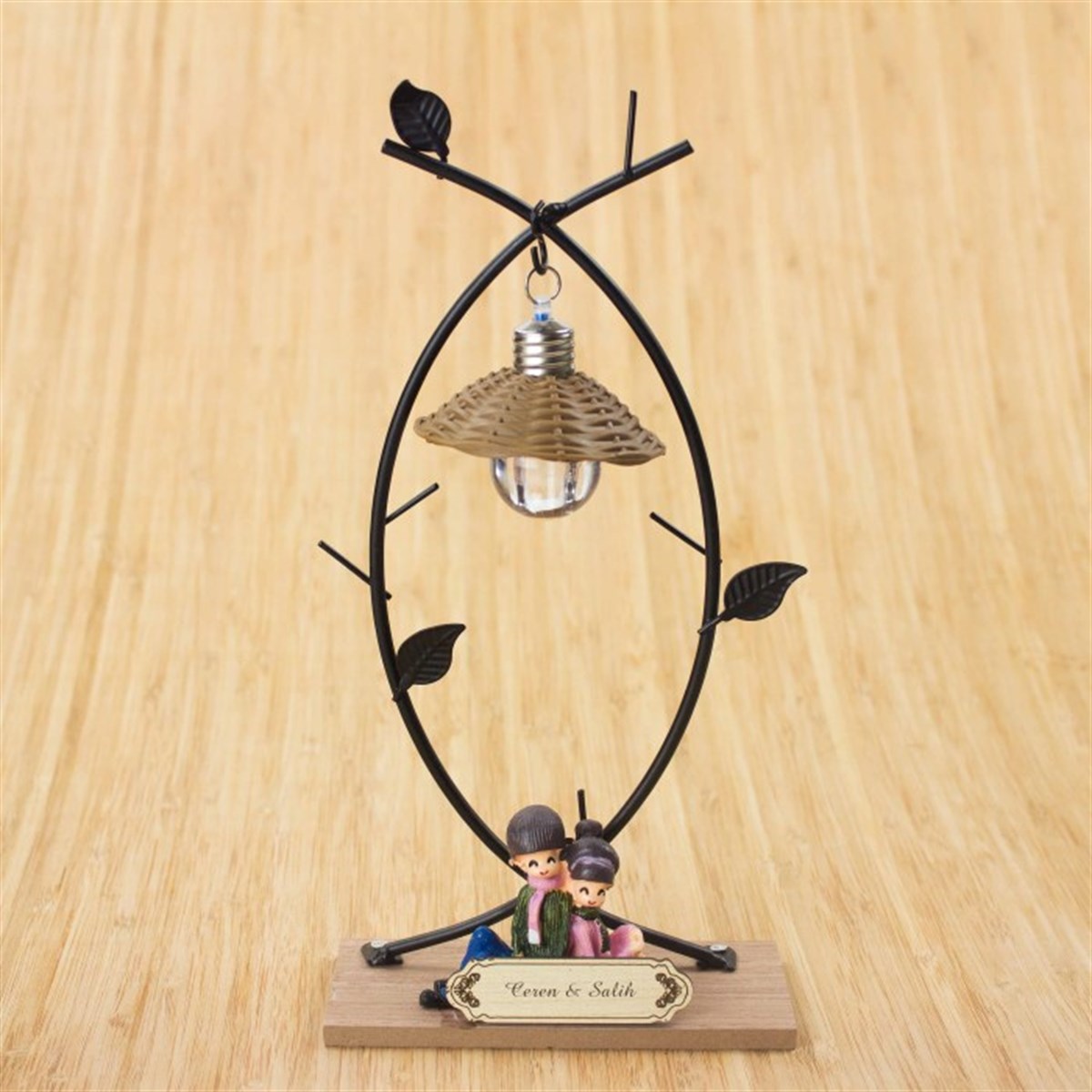 Ağaç Altında Oturan Romantik Çift Temalı Masa Lambası