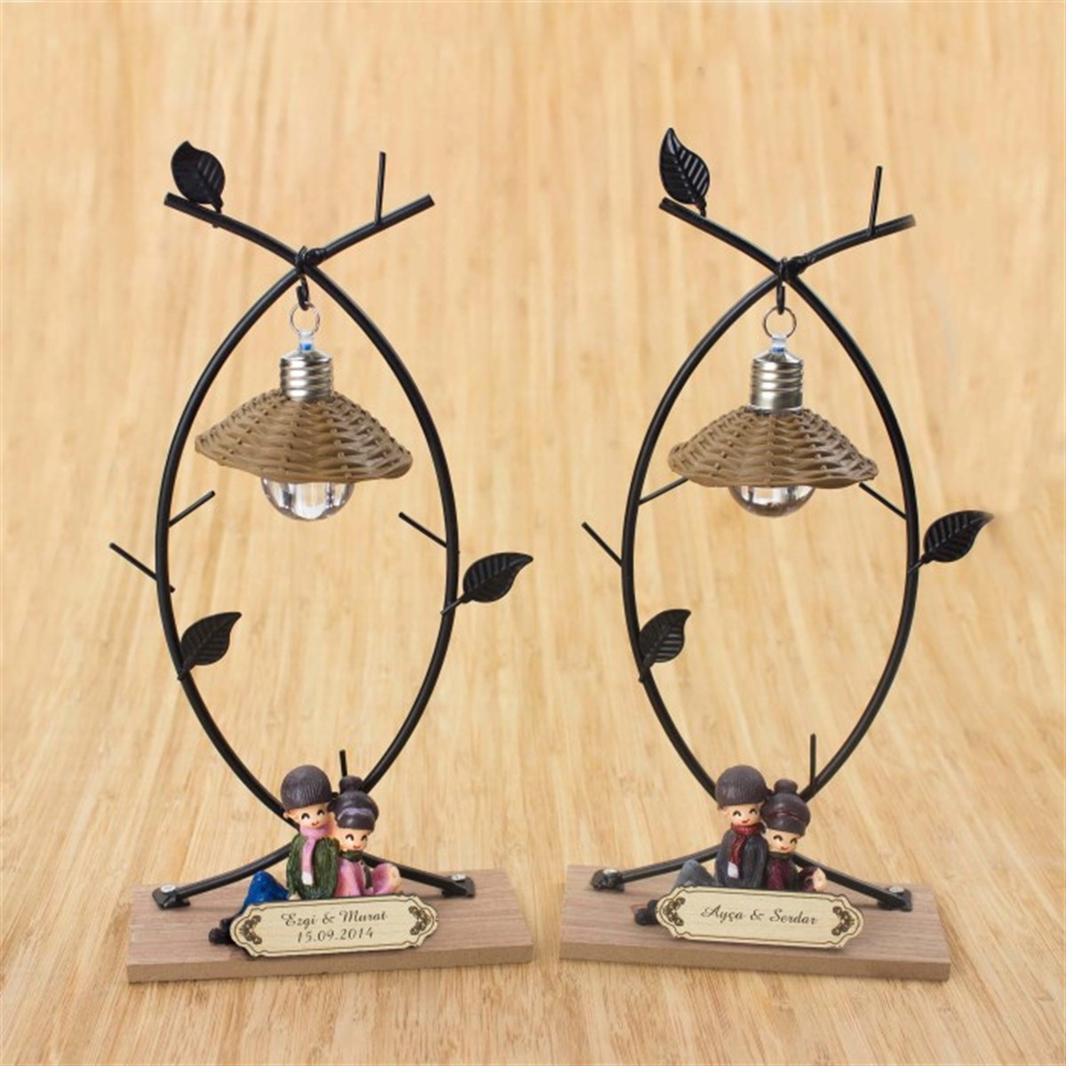 Ağaç Altında Oturan Romantik Çift Temalı Masa Lambası