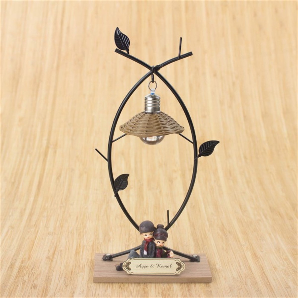 Ağaç Altında Oturan Romantik Çift Temalı Masa Lambası